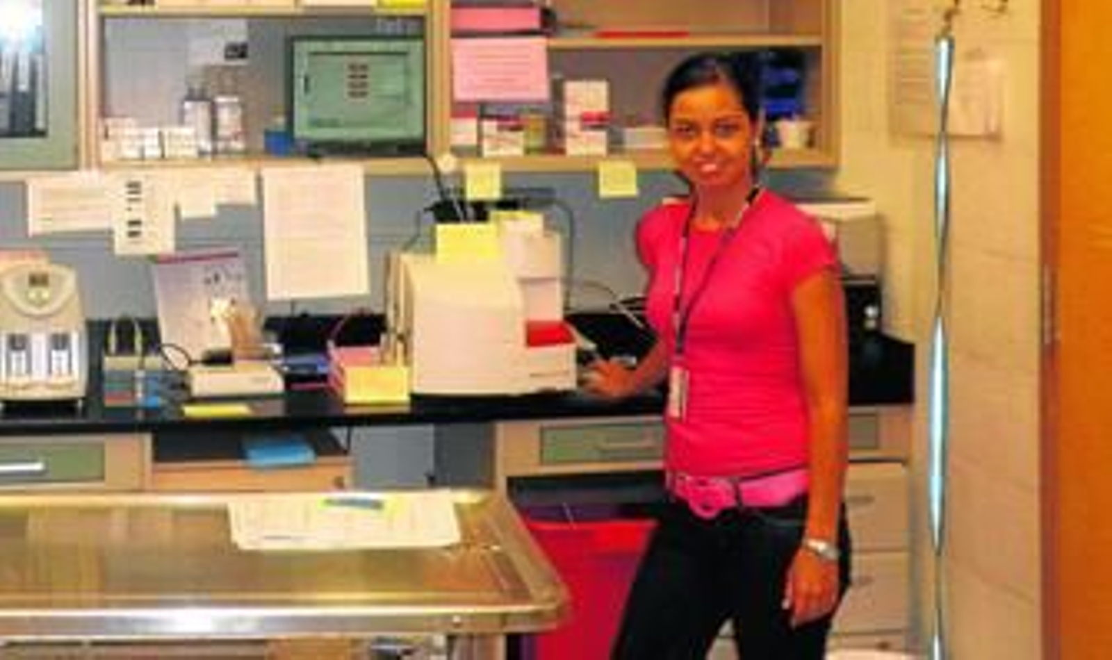 Sara Zaldívar en el laboratorio de la Universidad de Ohio, en Estados Unidos.