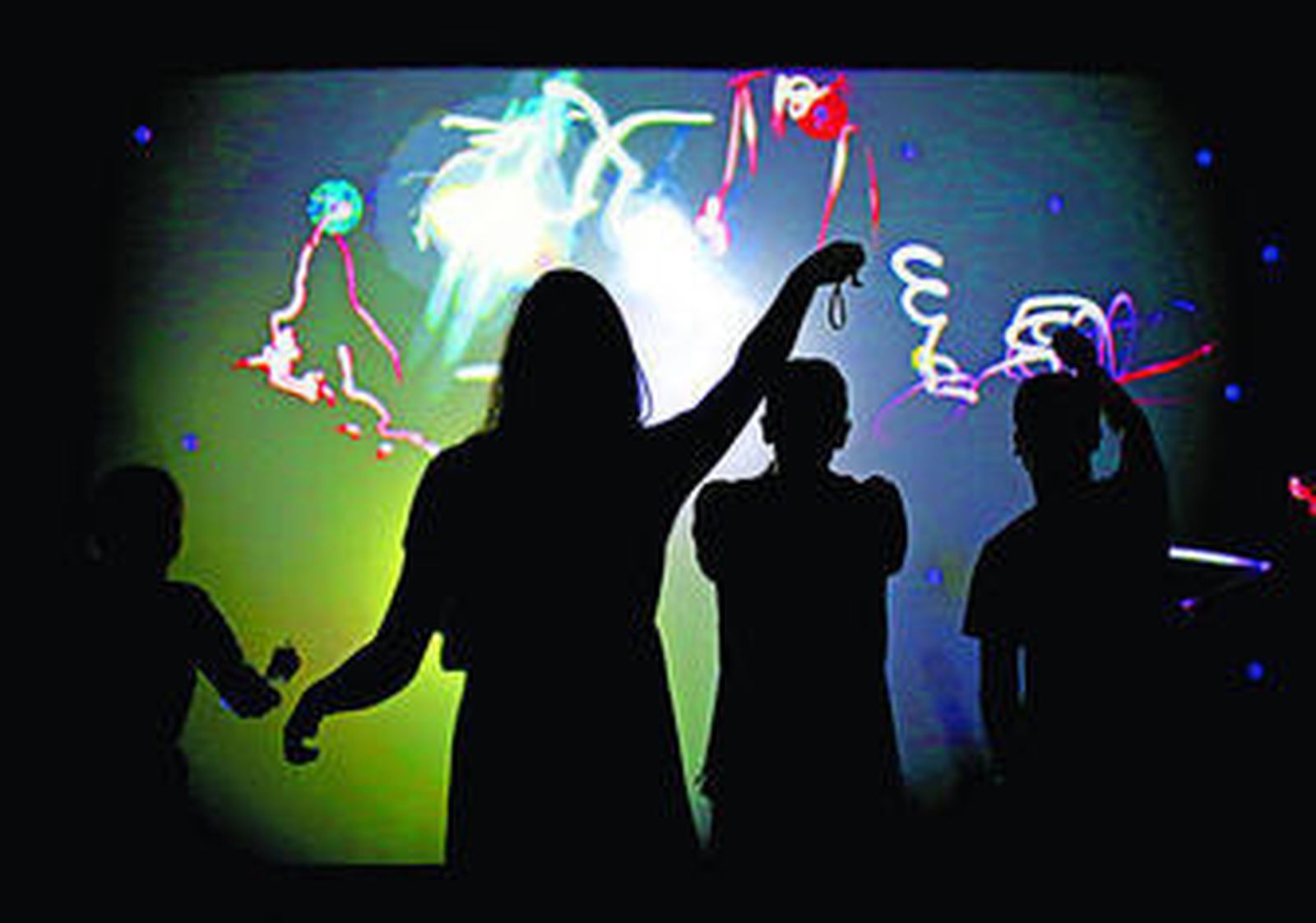 Un grupo de alumnos participa en la performance 'Dibujos de sonidos', en La Lechera.