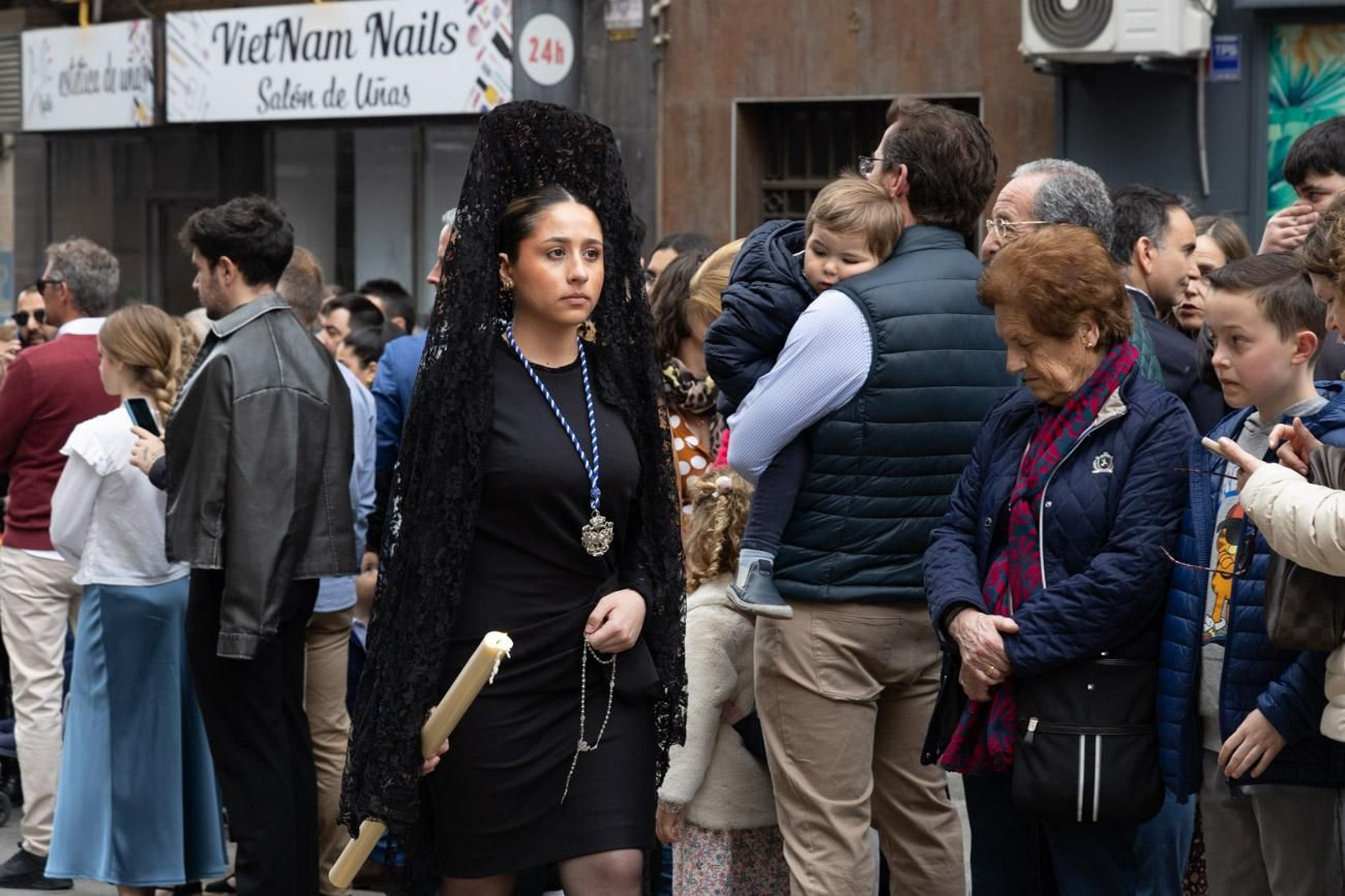 Los jiennenses se echan a la calle para presenciar la primera de las procesiones de la jornada: la Borriquilla (I)