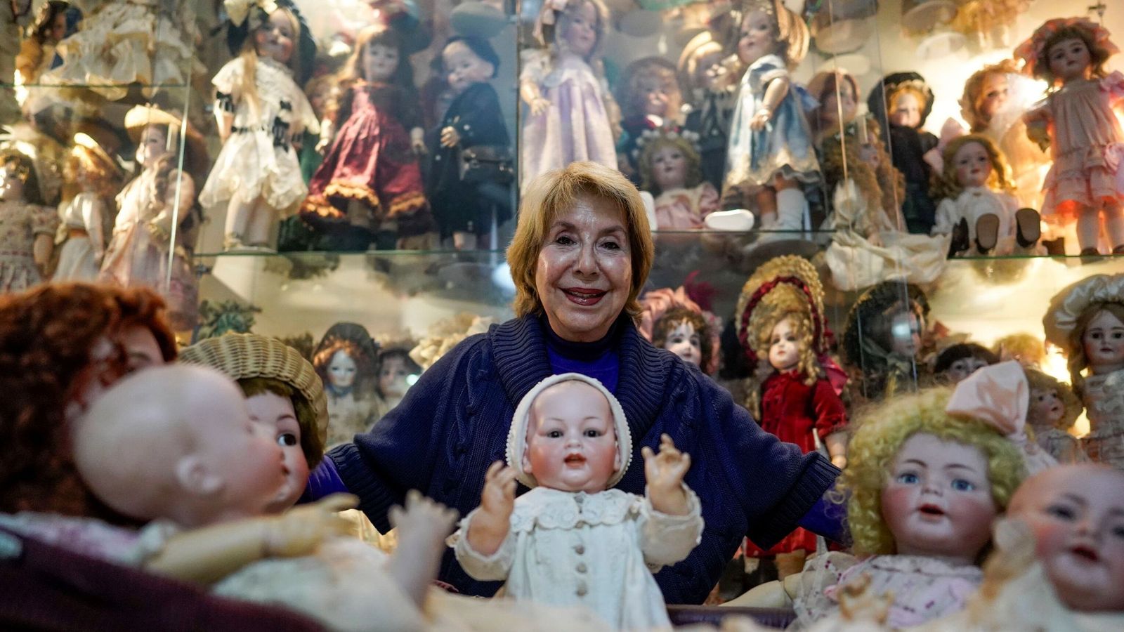 Rosa Martínez, con su colección de muñecas.