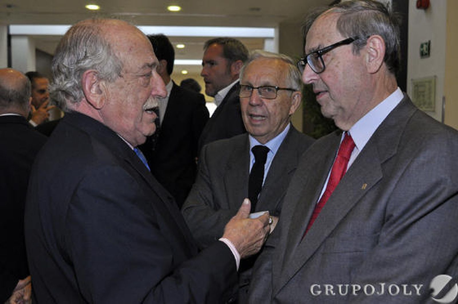 El abogado Jesús Bores con José Luis Ballester y Guillermo Jiménez, ex vicepresidente del Tribunal Constitucional.

Foto: Manuel Gómez/Juan Carlos Vázquez