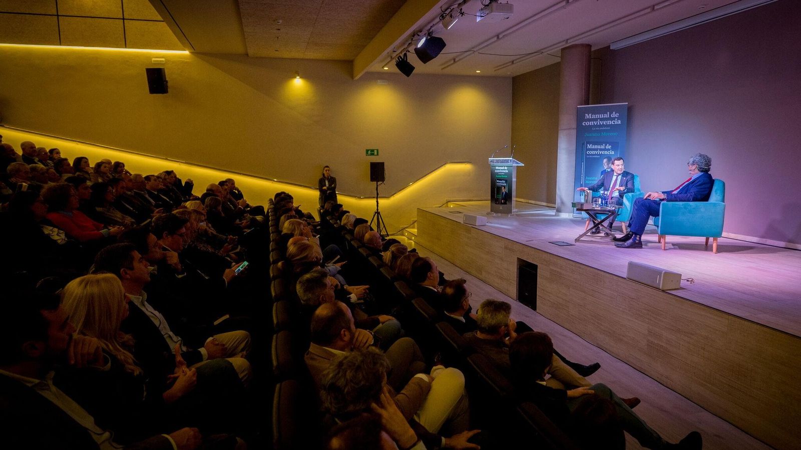 Parte del público que acudió al acto y que esgtuvo compuesto en su inmensa mayoría por dirigentes y militantes del PP.