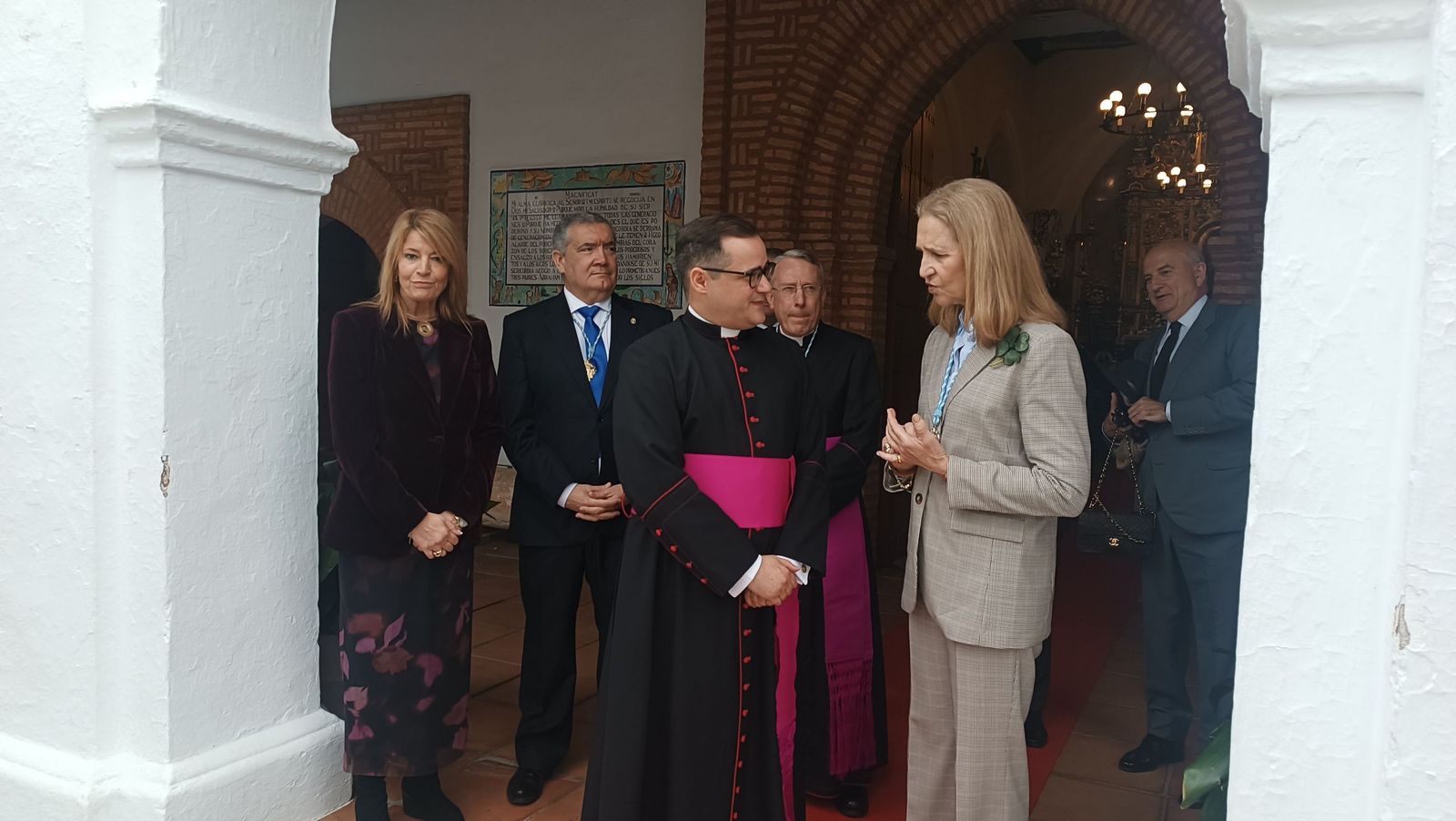 La infanta Elena es despedida a las puertas de la ermita de la Virgen de la Cinta.