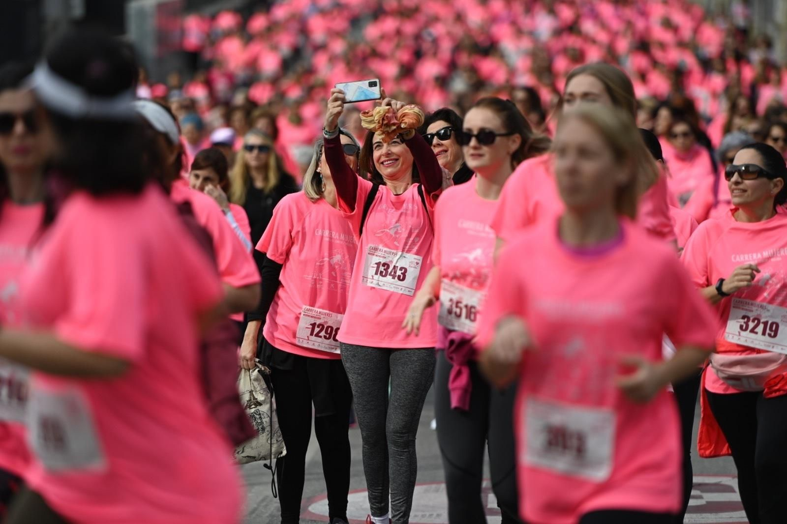 Masiva participación en la Carrera de la Mujer de Málaga.