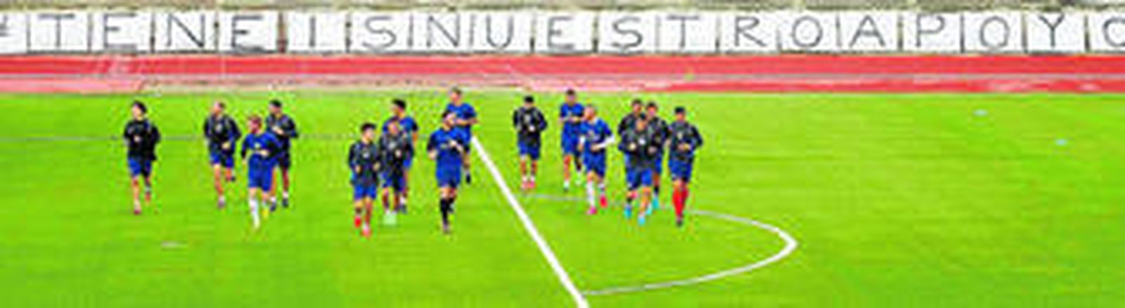 Jugadores de la Balona se ejercitan con mensajes de ánimo como telón de fondo.