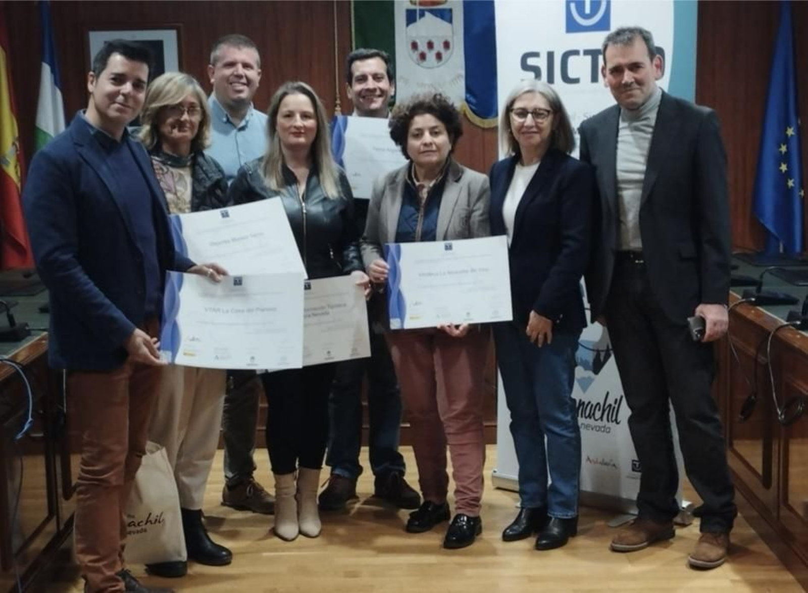 El alcalde de Monachil, José Morales y la concejala monachileña, Encarna Domínguez junto a los representantes de las empresas