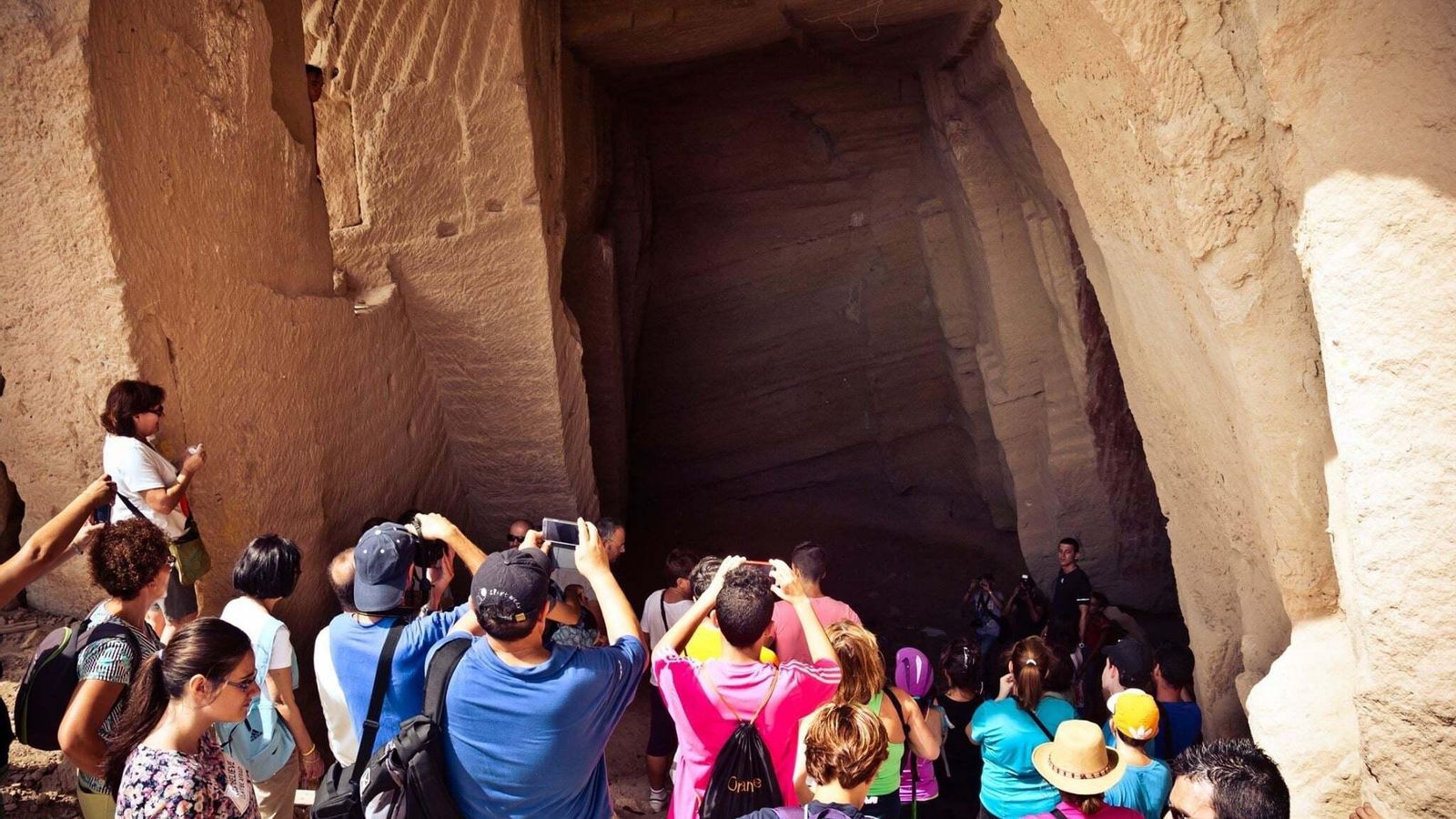 Visitantes fotografían la zona externa de las canteras califales.