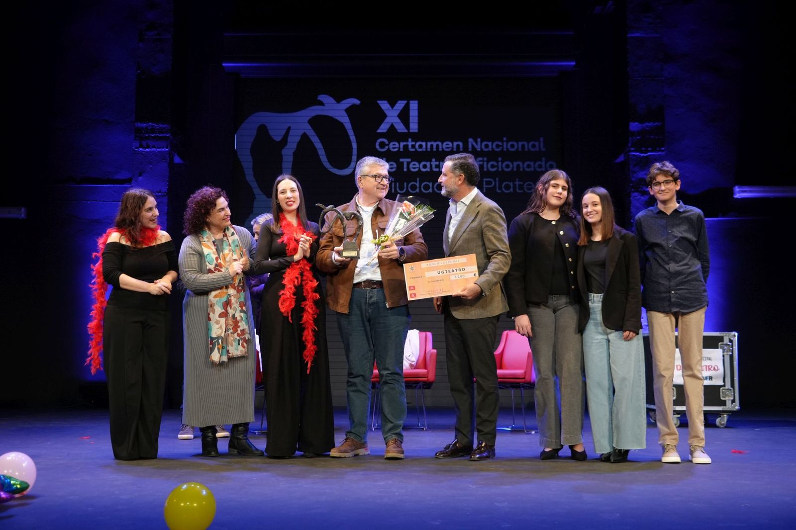 El alcalde de Moguer, Gustavo Cuéllar, entregando el premio a UGTeatro.