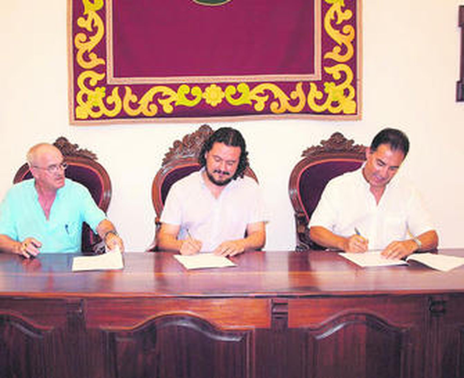 El alcalde presidió la firma del convenio con el sindicato CCOO.