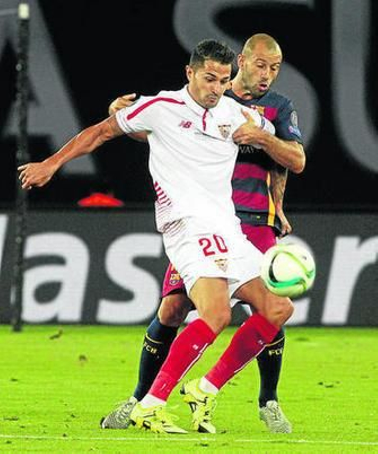 Vitolo cubre el balón ante el acoso del barcelonista Mascherano.