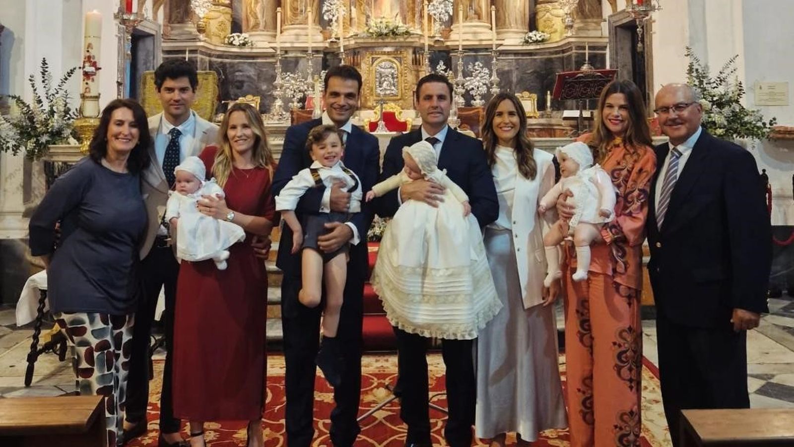 Fabiola Lacave, Antonio Márquez, Cristina Bresca, Daniel Martín, Nono y Fabiola Bresca, Cristina Flores y Antonio Bresca con los jóvenes de la familia.