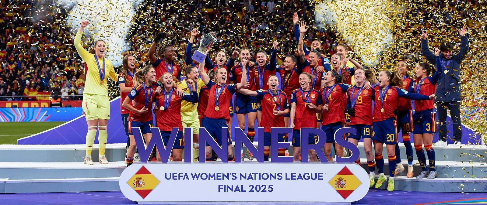 Las jugadoras españolas reciben la copa como campeones de la Liga de Naciones.