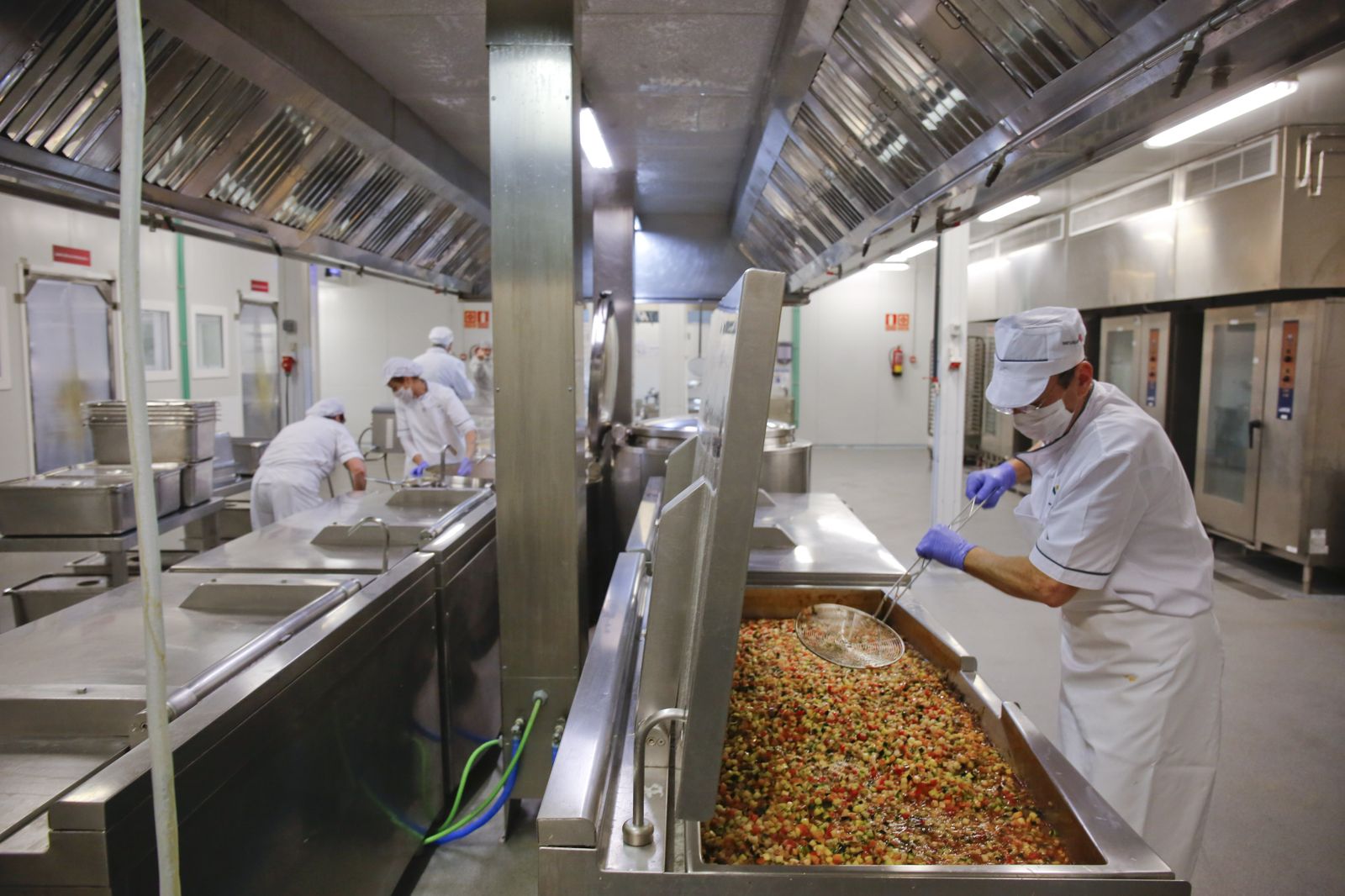 Trabajadores de una empresa de cátering que sirve a centros educativos.