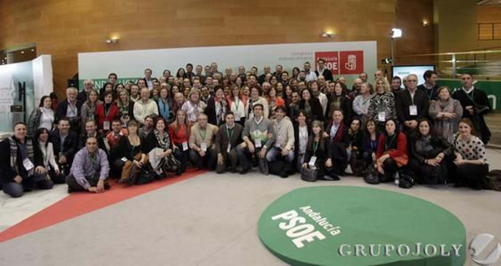 Foto de familia de los asistentes.

Foto: L. Rivas