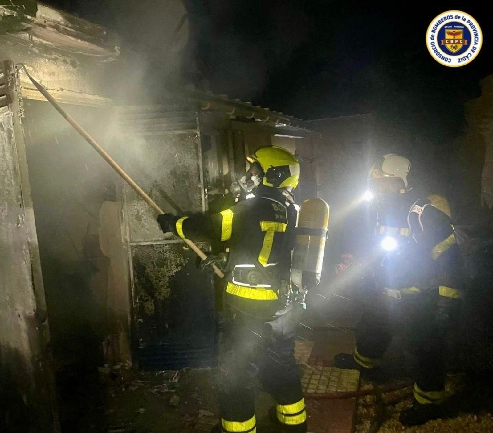 Los bomberos durante la intervención en el incendio de un trastero de una vivienda de Chiclana.