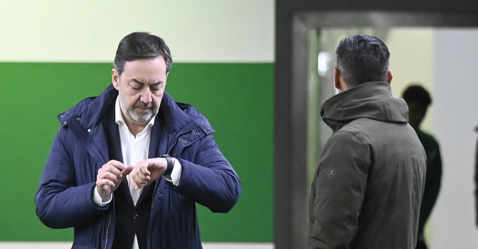 Monterrubio mira su reloj en presencia de Juanito.