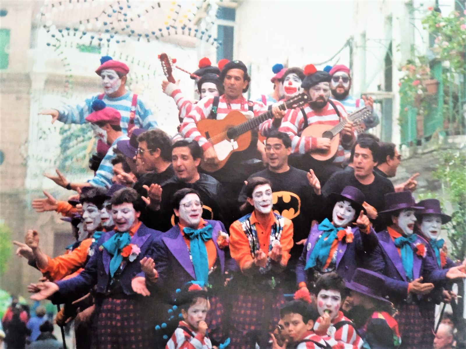 Pepe Martínez, cantando arriba, en el centro, en la batea con 'Batmonos que nos vamos'.