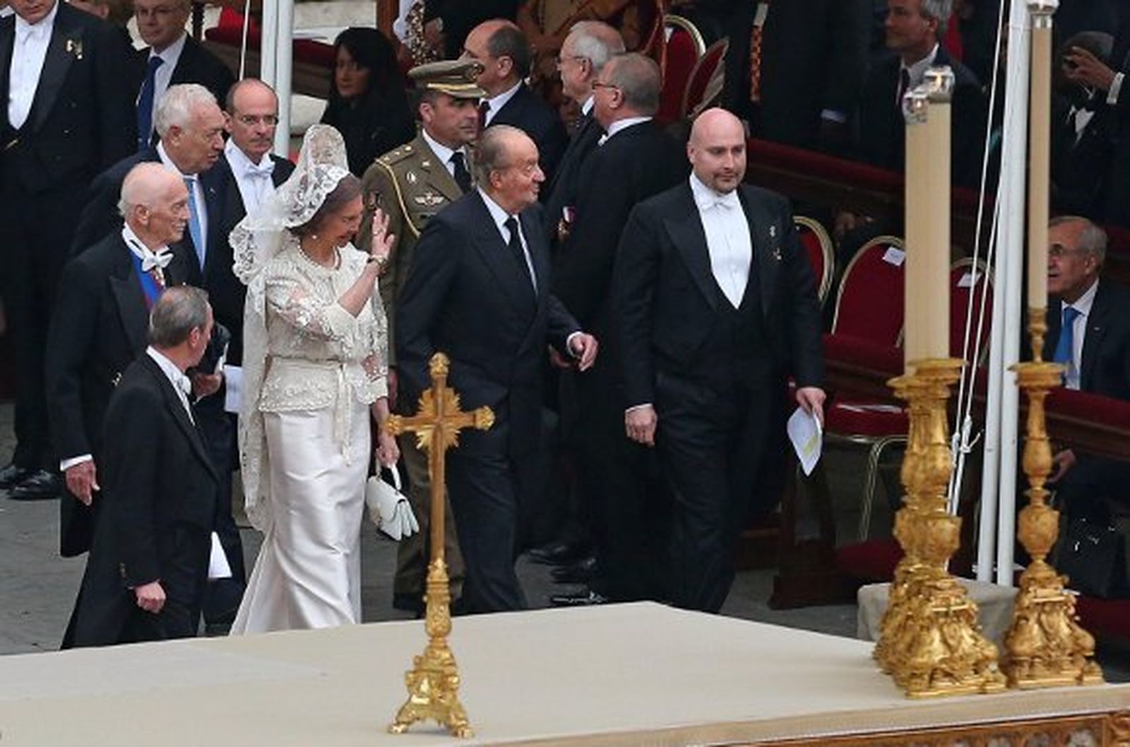 Los Reyes de España asisten a la ceremonia en El Vaticano