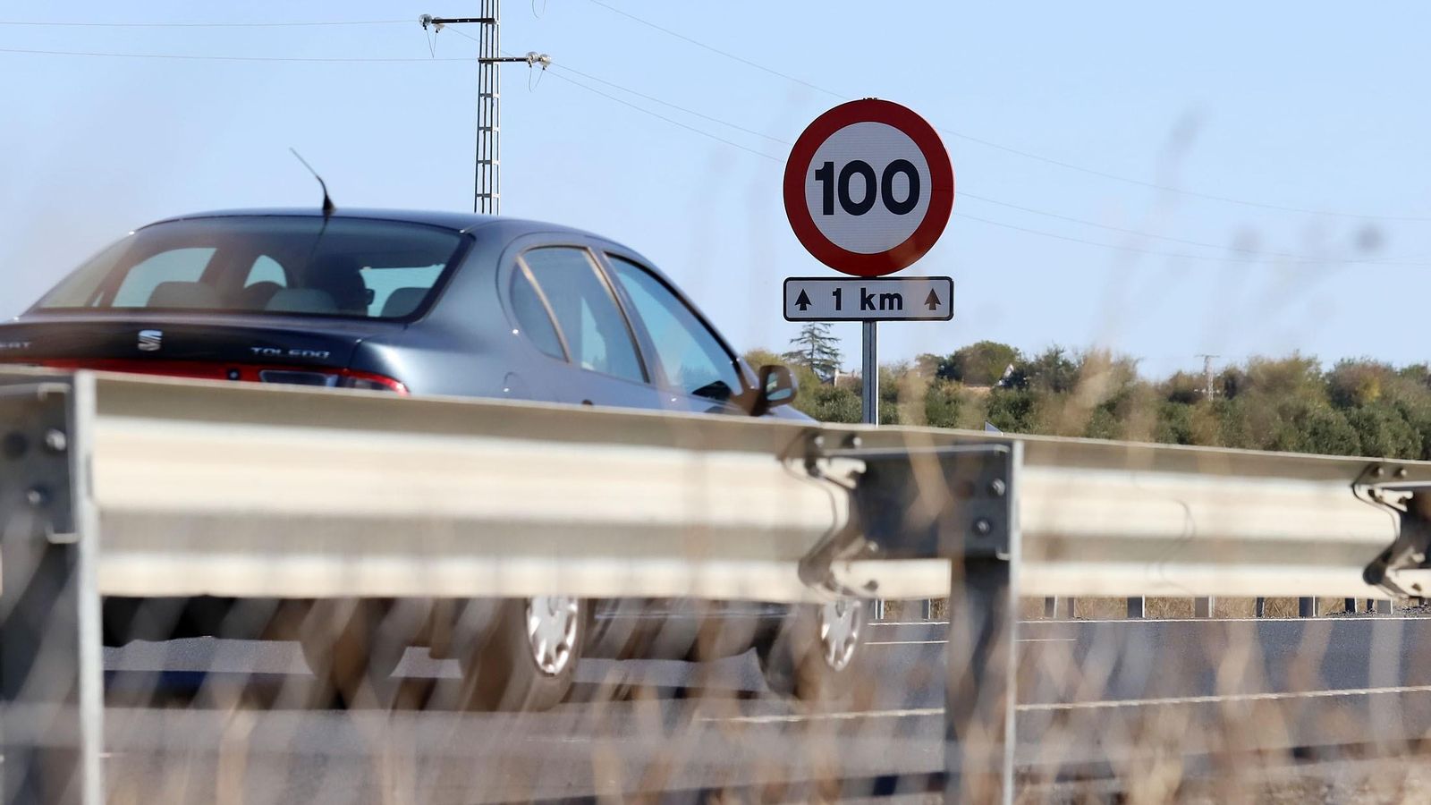 Señalización de un tramo con velocidad limitada a 100 kilómetros por hora.