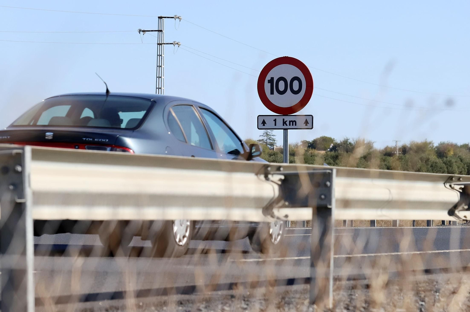 Señalización de un tramo con velocidad limitada a 100 kilómetros por hora.