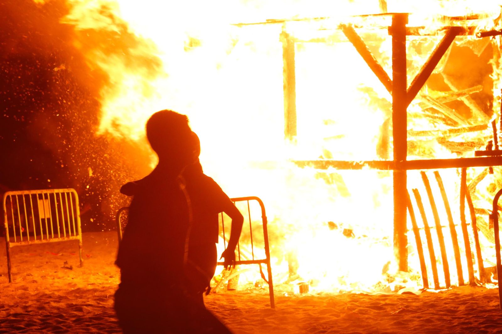 Fotos de la noche de San Juan en las playas de La Línea.