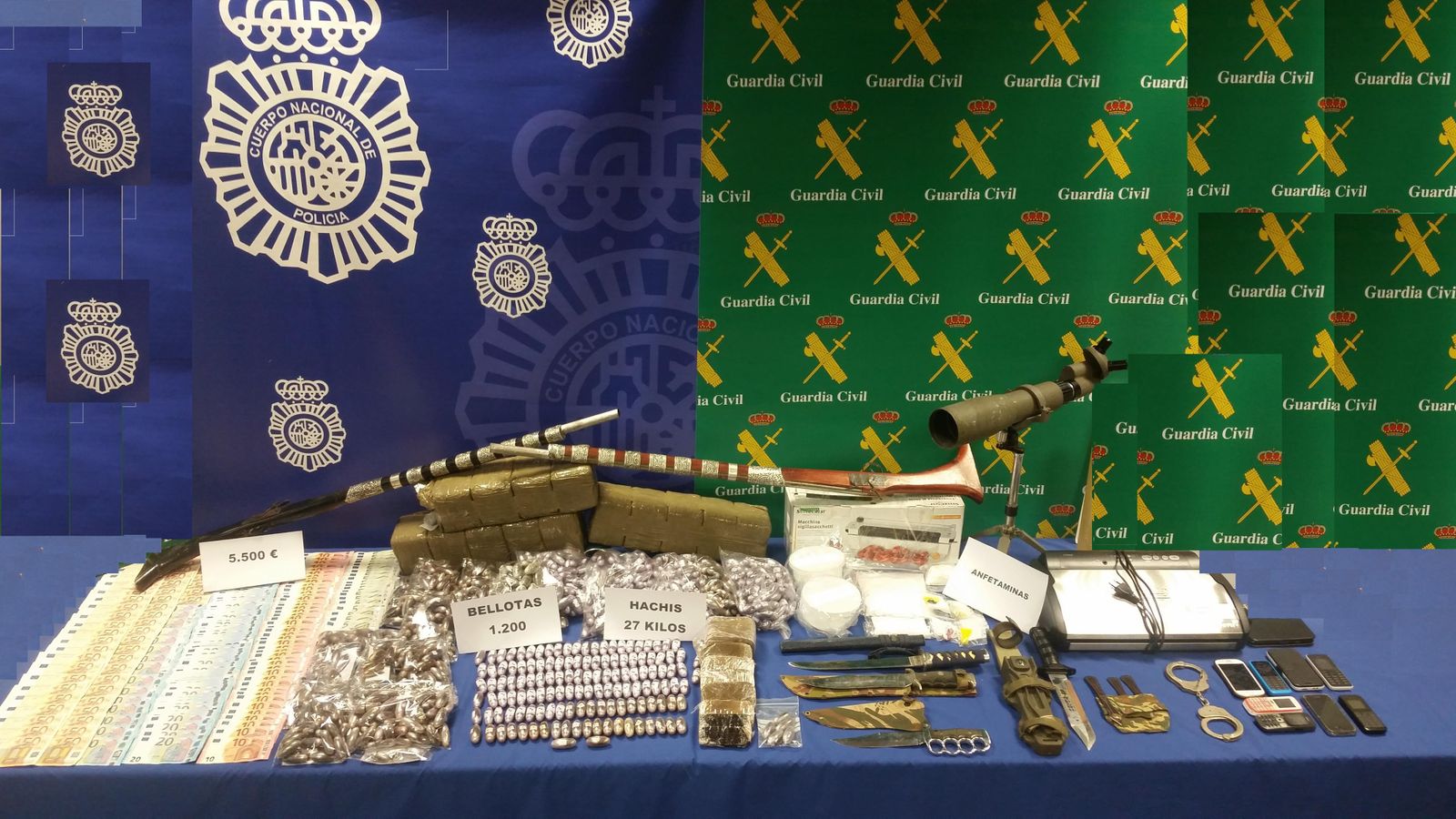 Droga, armas y diferentes efectos intervenidos a la organización.