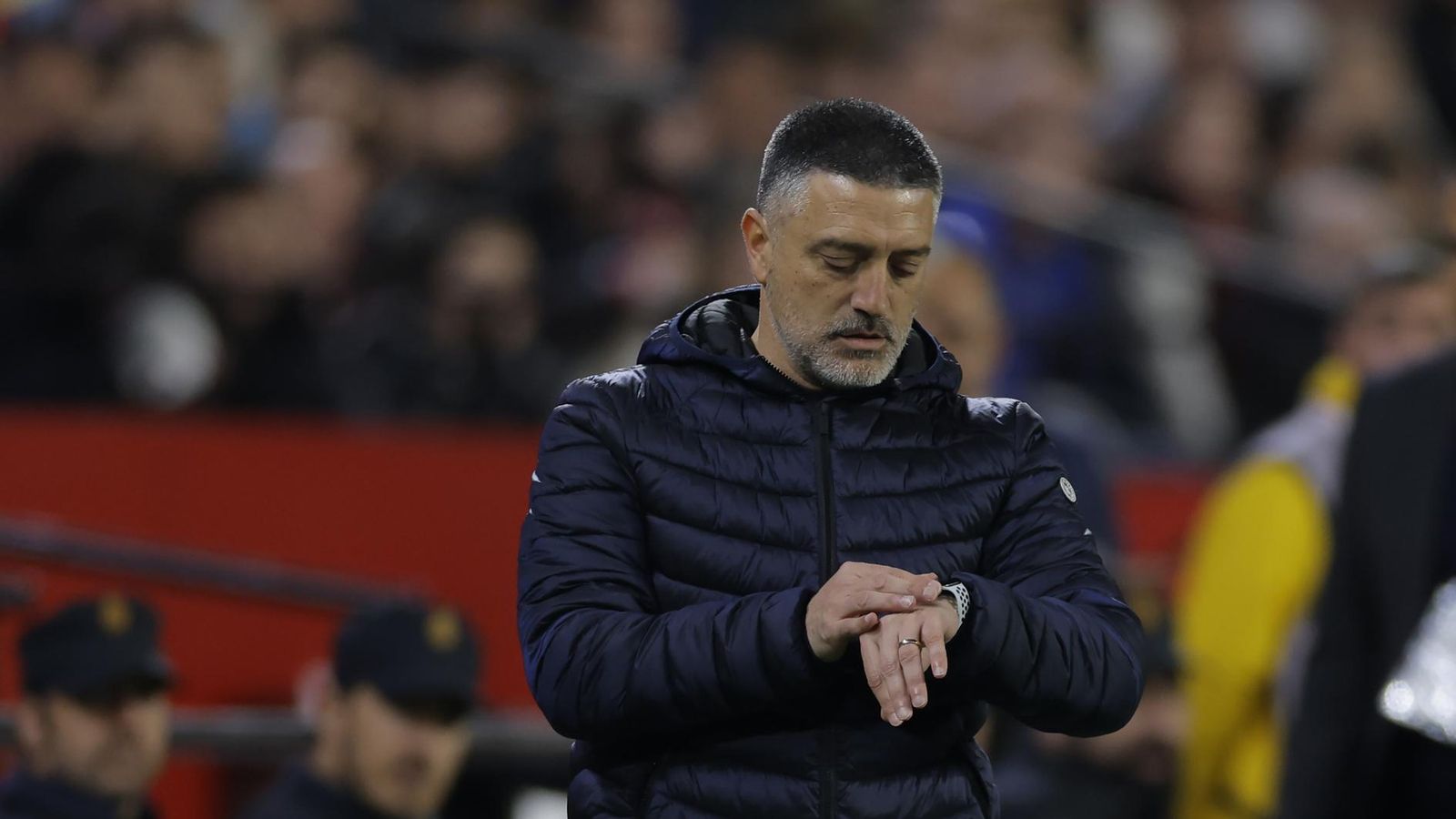 García Pimienta mira su reloj en una acción bastante habitual en la banda.