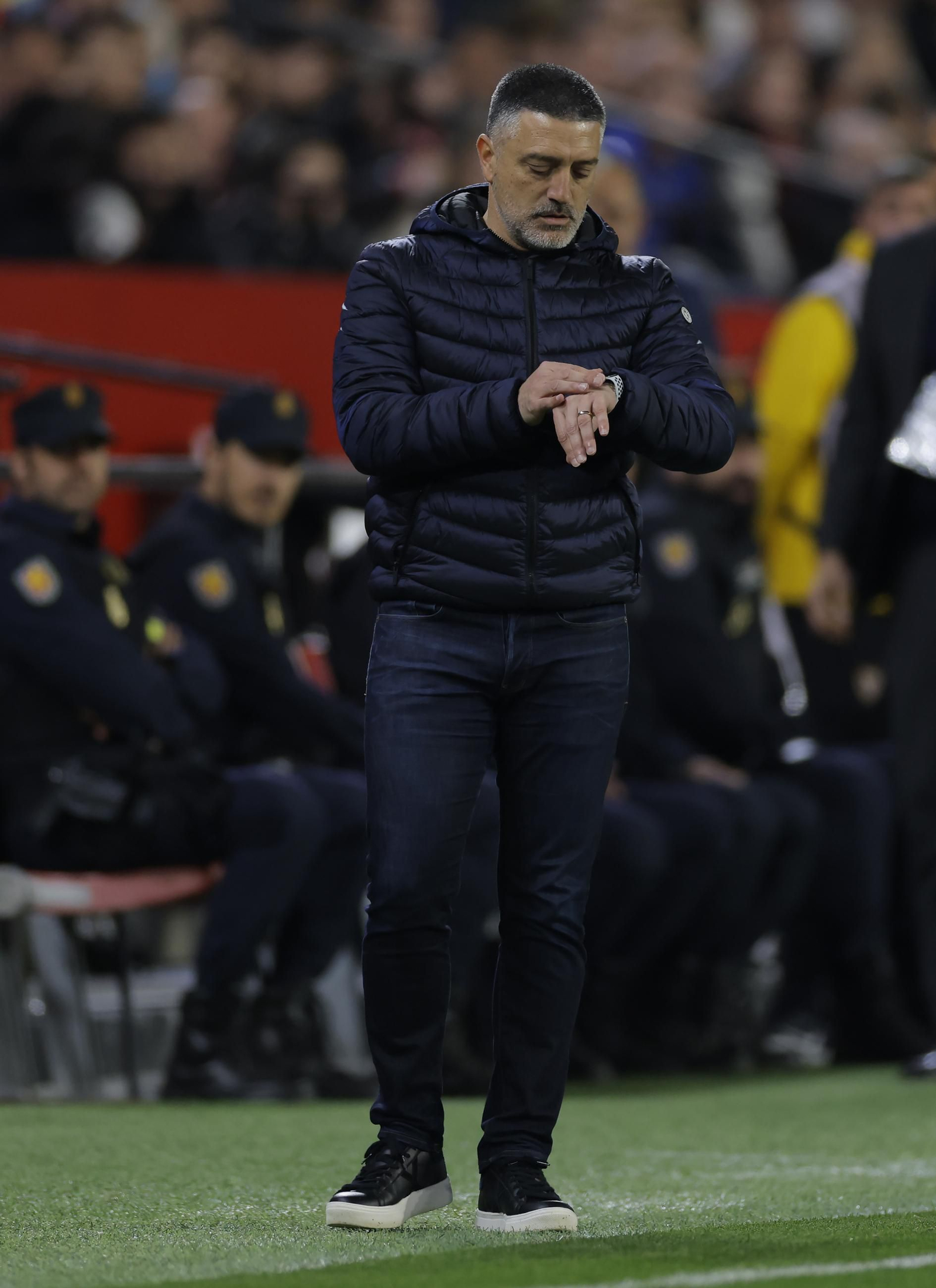 García Pimienta mira su reloj en una acción bastante habitual en la banda.