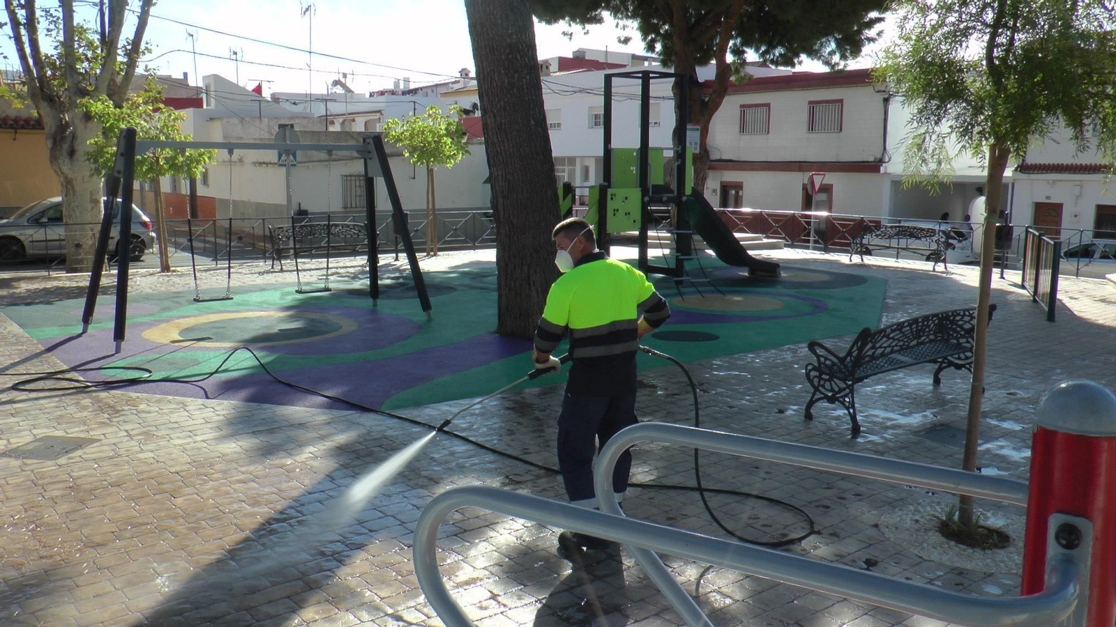 Desinfección en un parque infantil en San Roque.