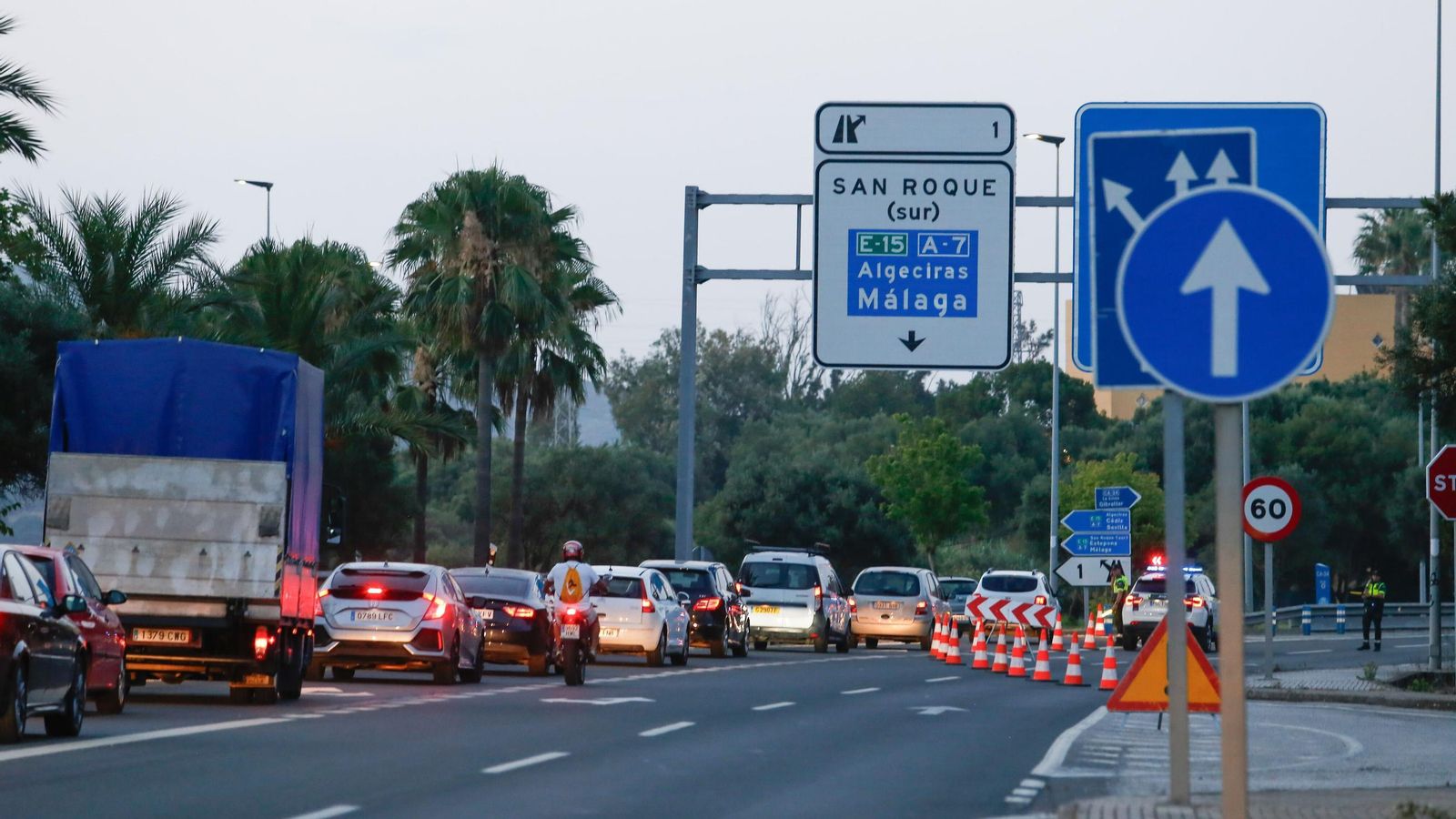 Vehículos desviados por la Guardia Civil por el corte de la CA-34, en el cruce del Toril, en la mañana de este martes