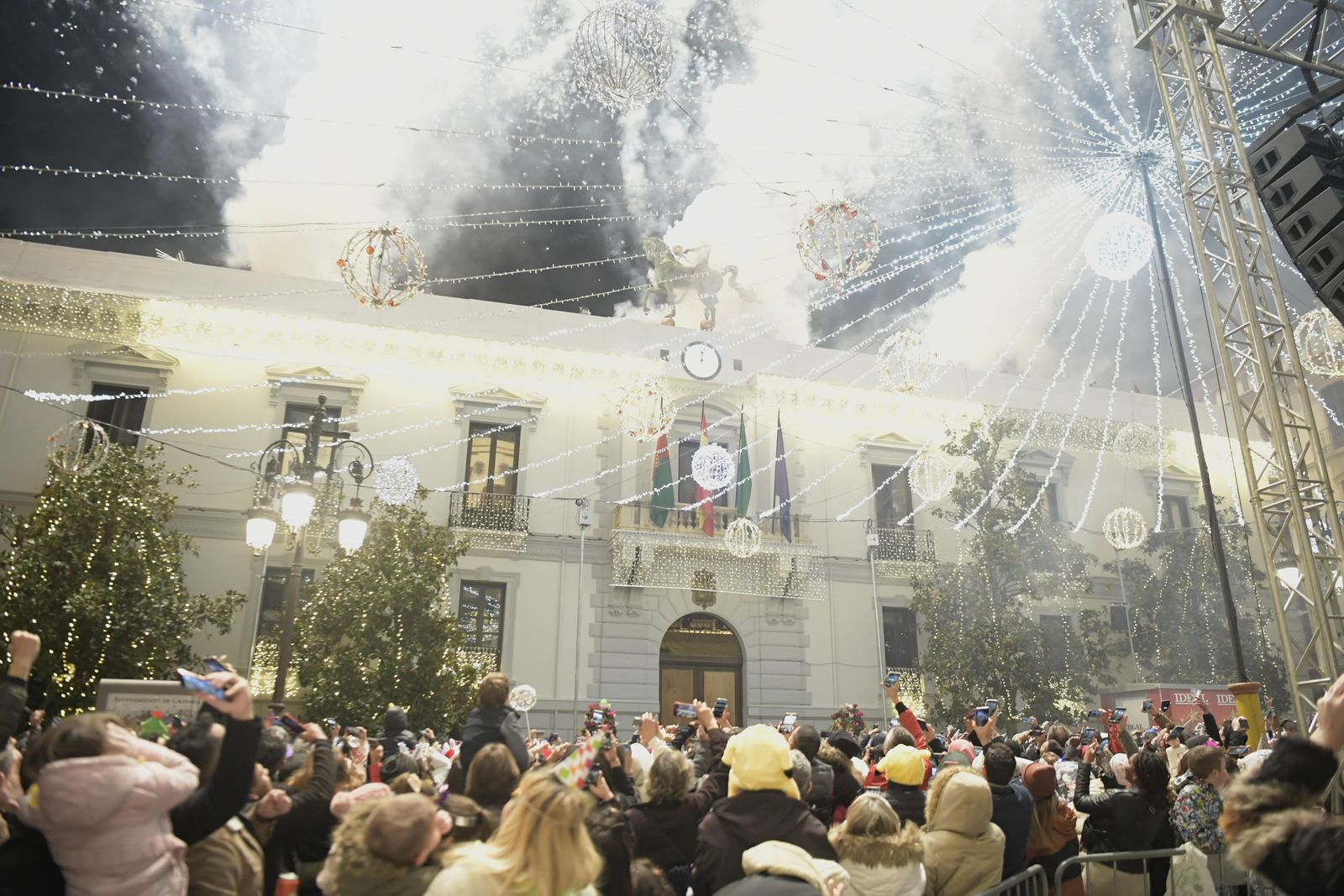 Granada da la bienvenida a 2023 en la Plaza del Carmen