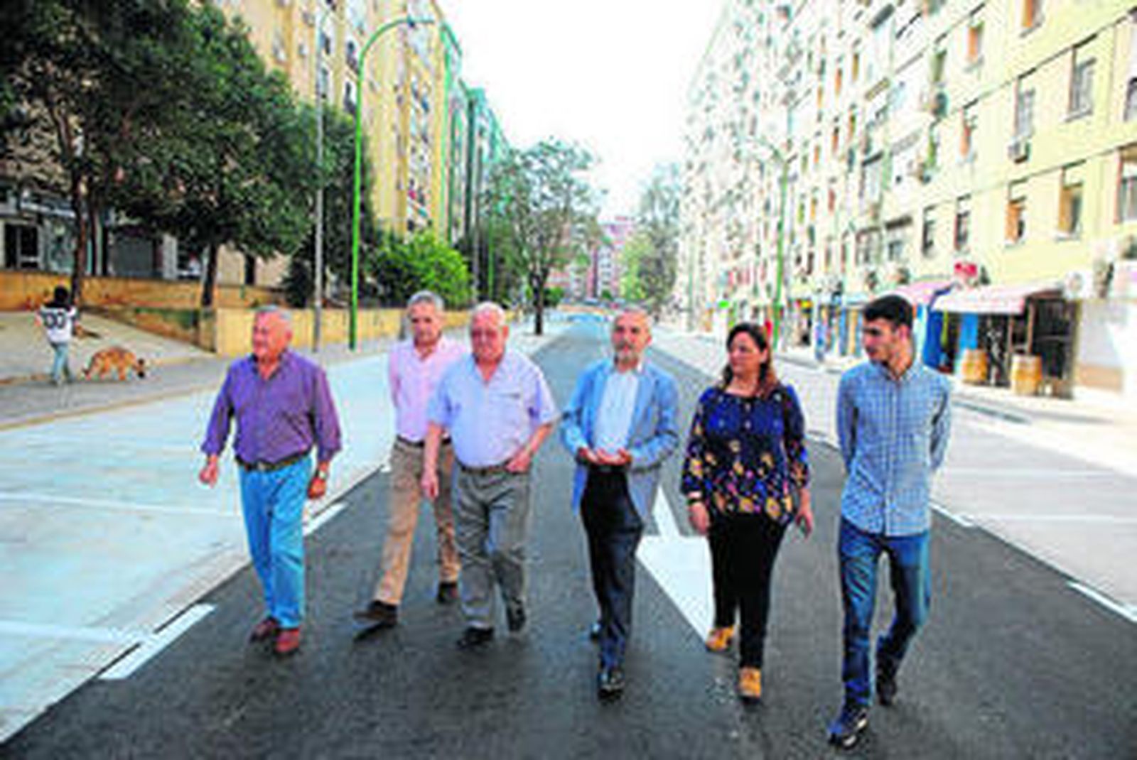 El concejal Juan Manuel Flores (centro) pasea por las renovadas calles del Trébol con representantes vecinales.