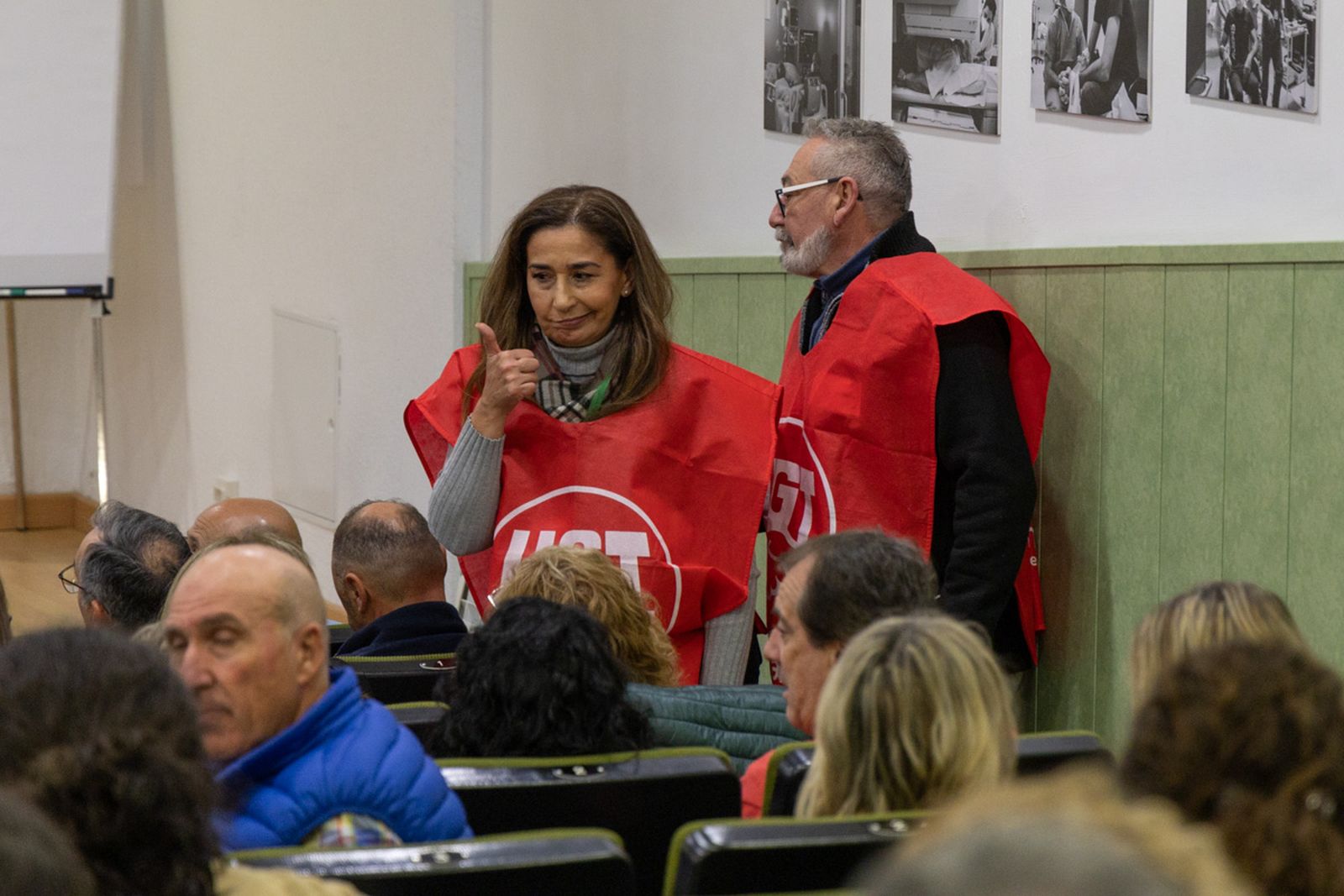 Encierro y asamblea convocado por CCOO, Satse, CSIF y UGT para denunciar el incumplimiento de los acuerdos en materia sanitaria por parte de la Junta de Andalucía