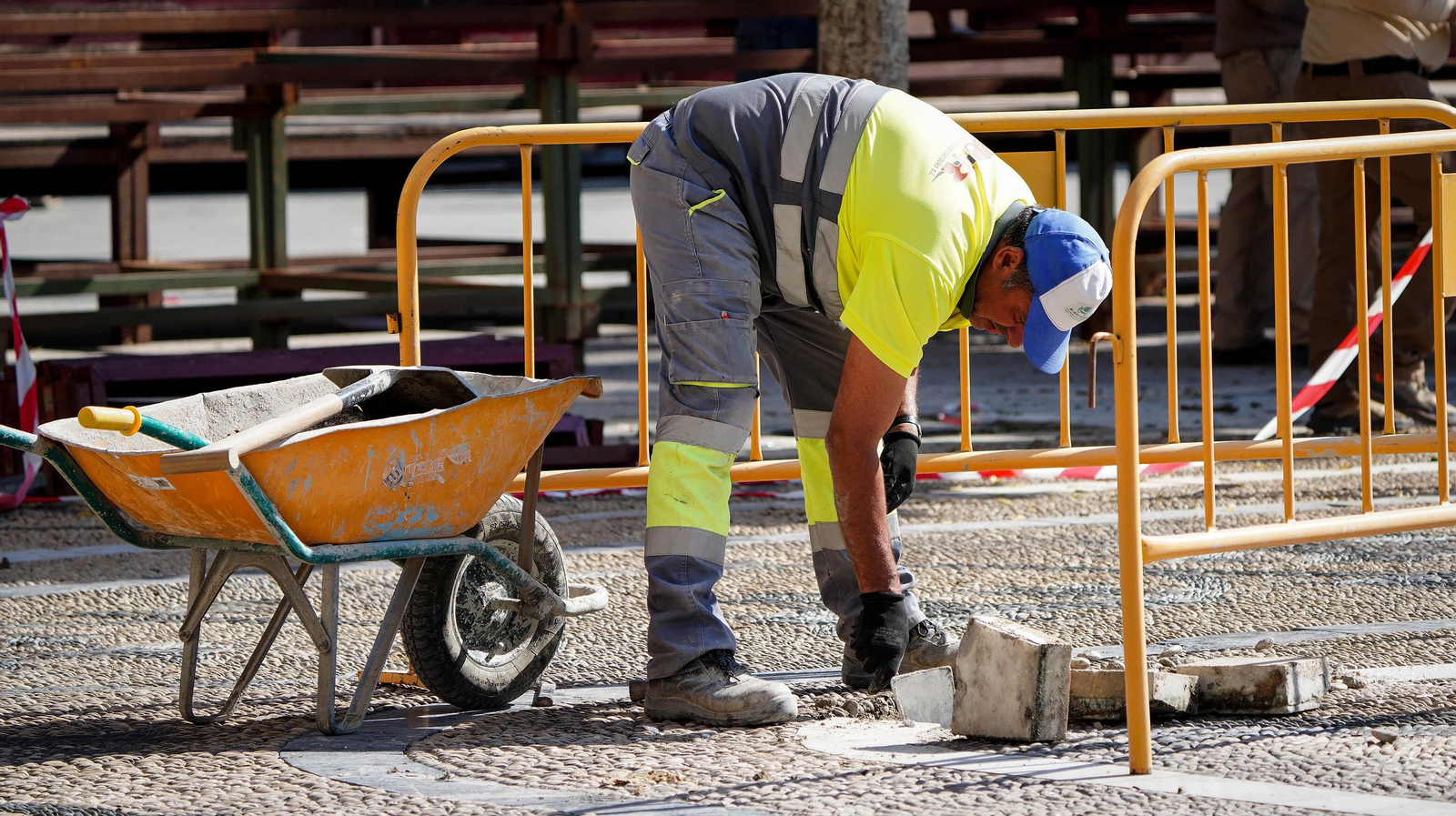 Un trabajador del sector de la construcción en plena faena