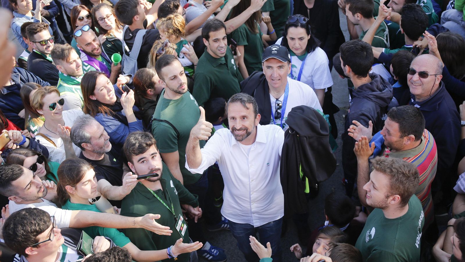 Joan Plaza, con los aficionados del Unicaja tras ganar la Eurocup.