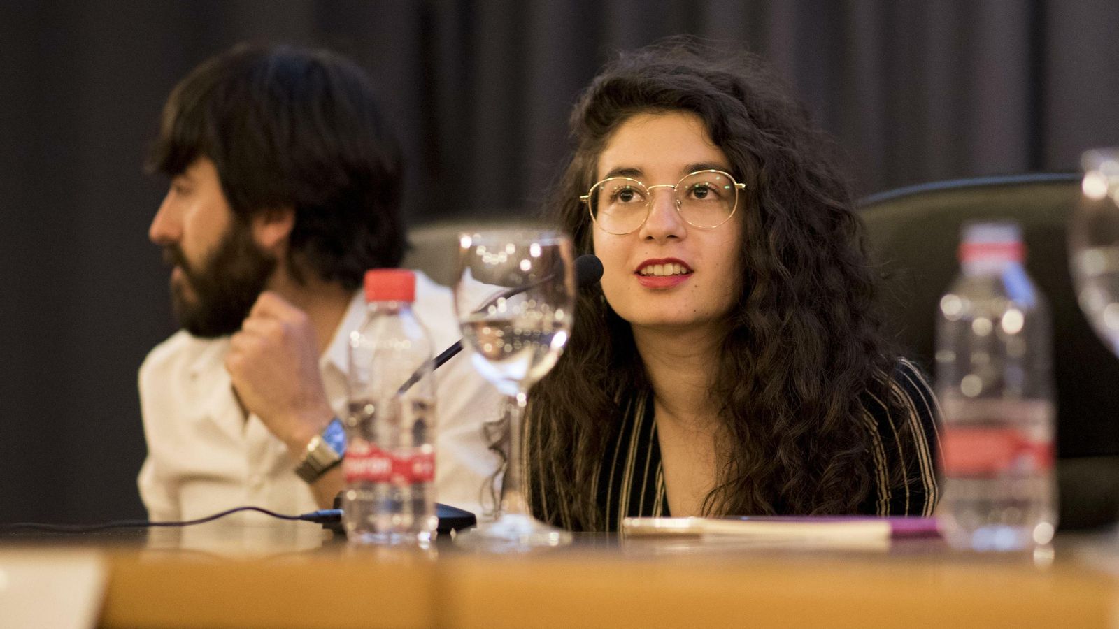 Rosa Berbel durante su intervención y Constantino Molina a su lado.
