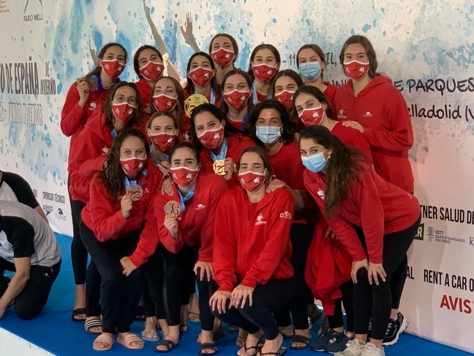 Las deportistas delSincro Sevilla lucen con sus medallas y trofeo.
