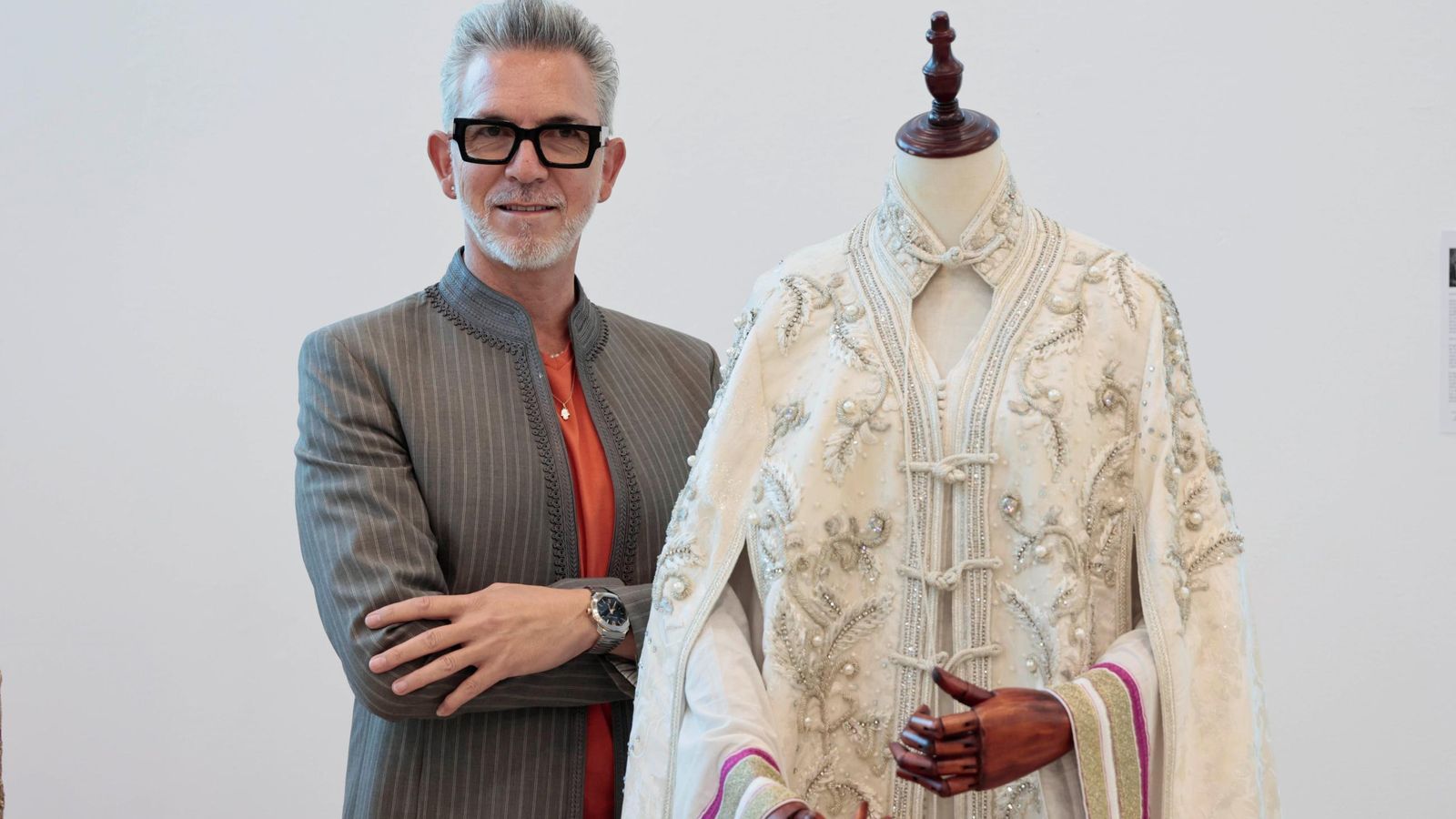 Karim Tassi con el caftán de su creación expuesto en la Fundación Tres Culturas durante los días del desfile.