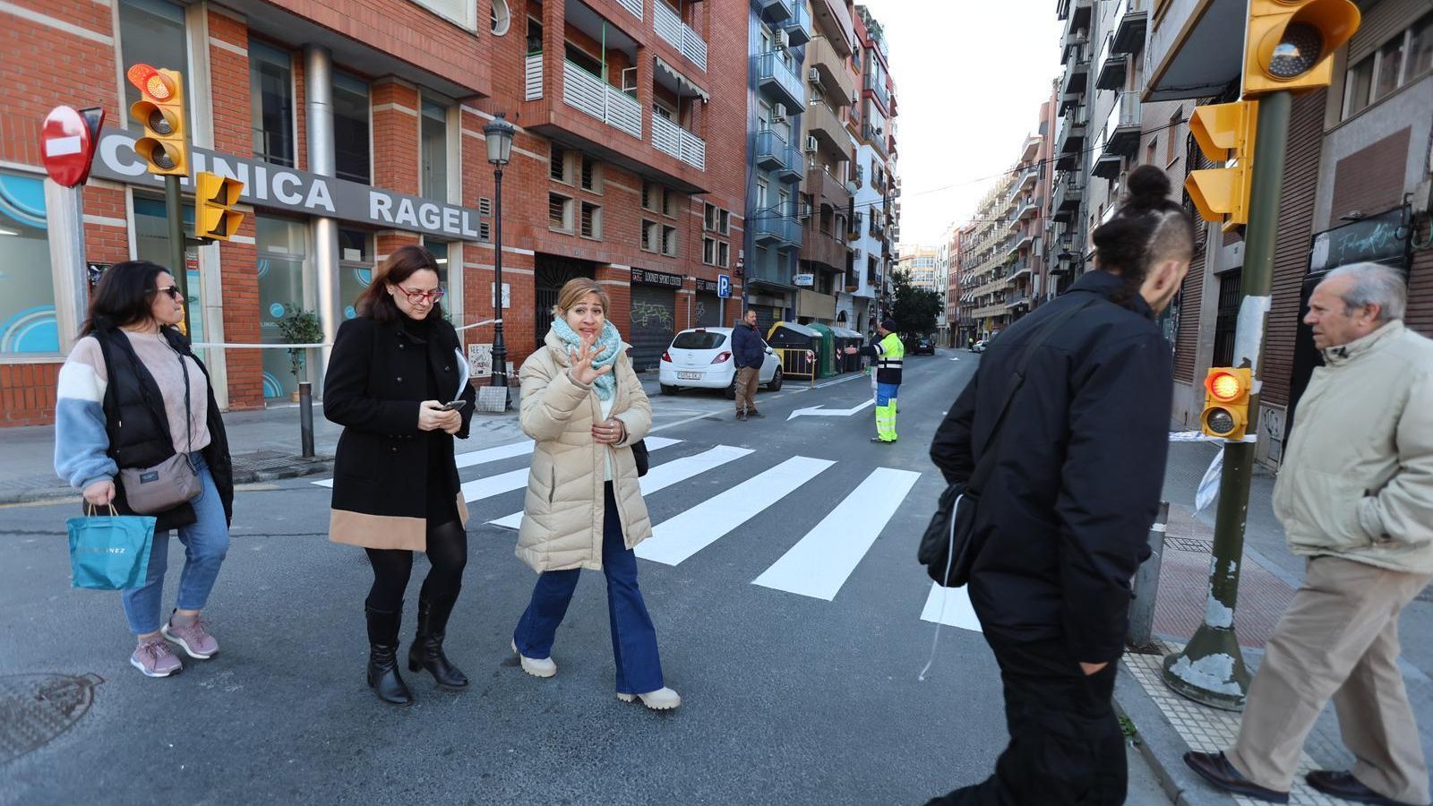 peatones cruzan por una de las vías afectadas por los cambios de sentido