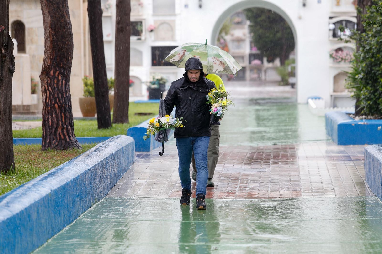 Fotos de los preparativos en el cementerio de La Línea por el Día de Todos los Santos