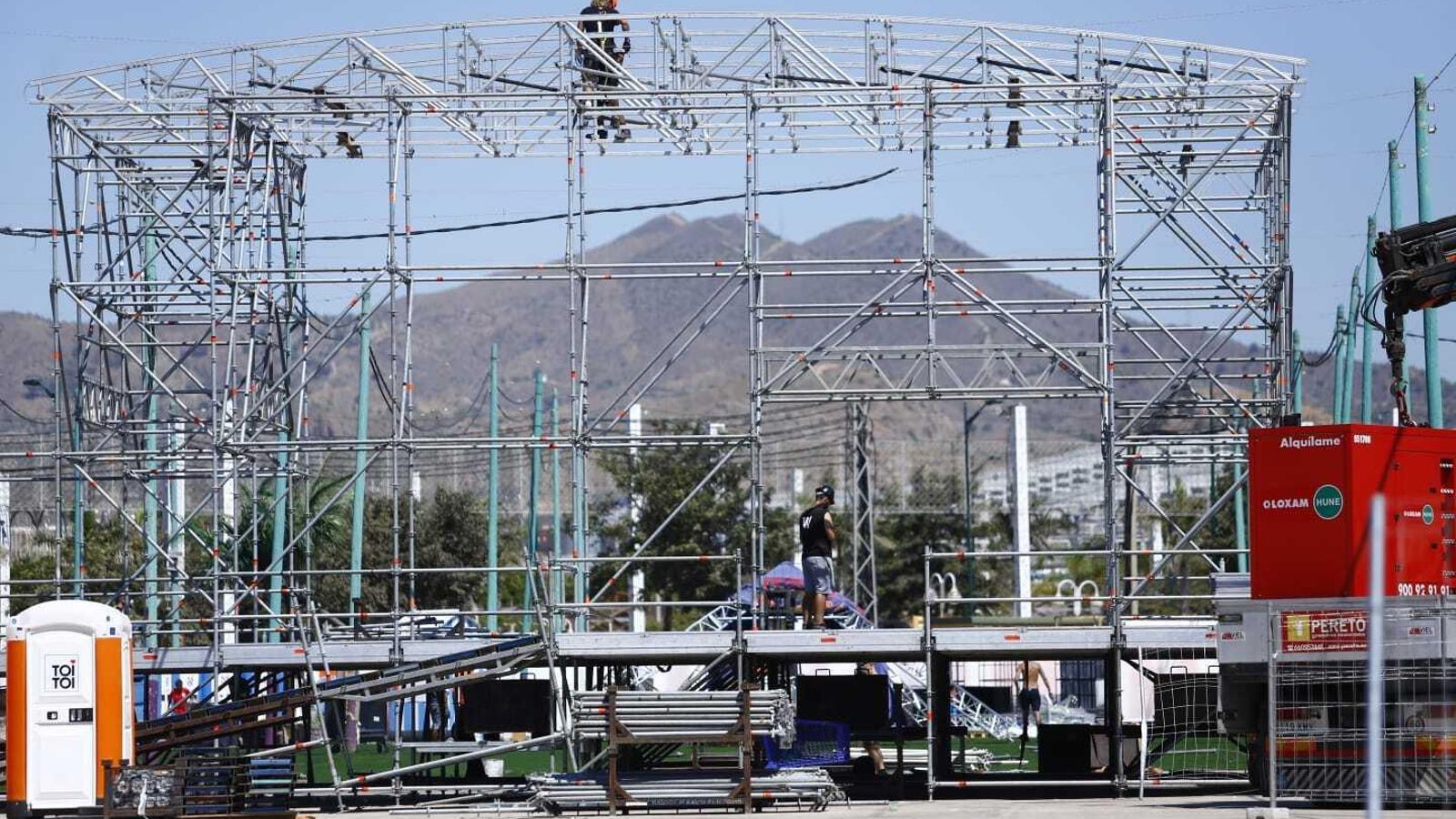 Operarios montan un escenario del Andalucía Big Festival este martes.