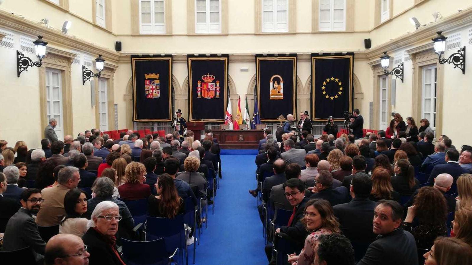 El Patio de Luces y las salas de la primera planta se llenaron durante el pleno de investidura