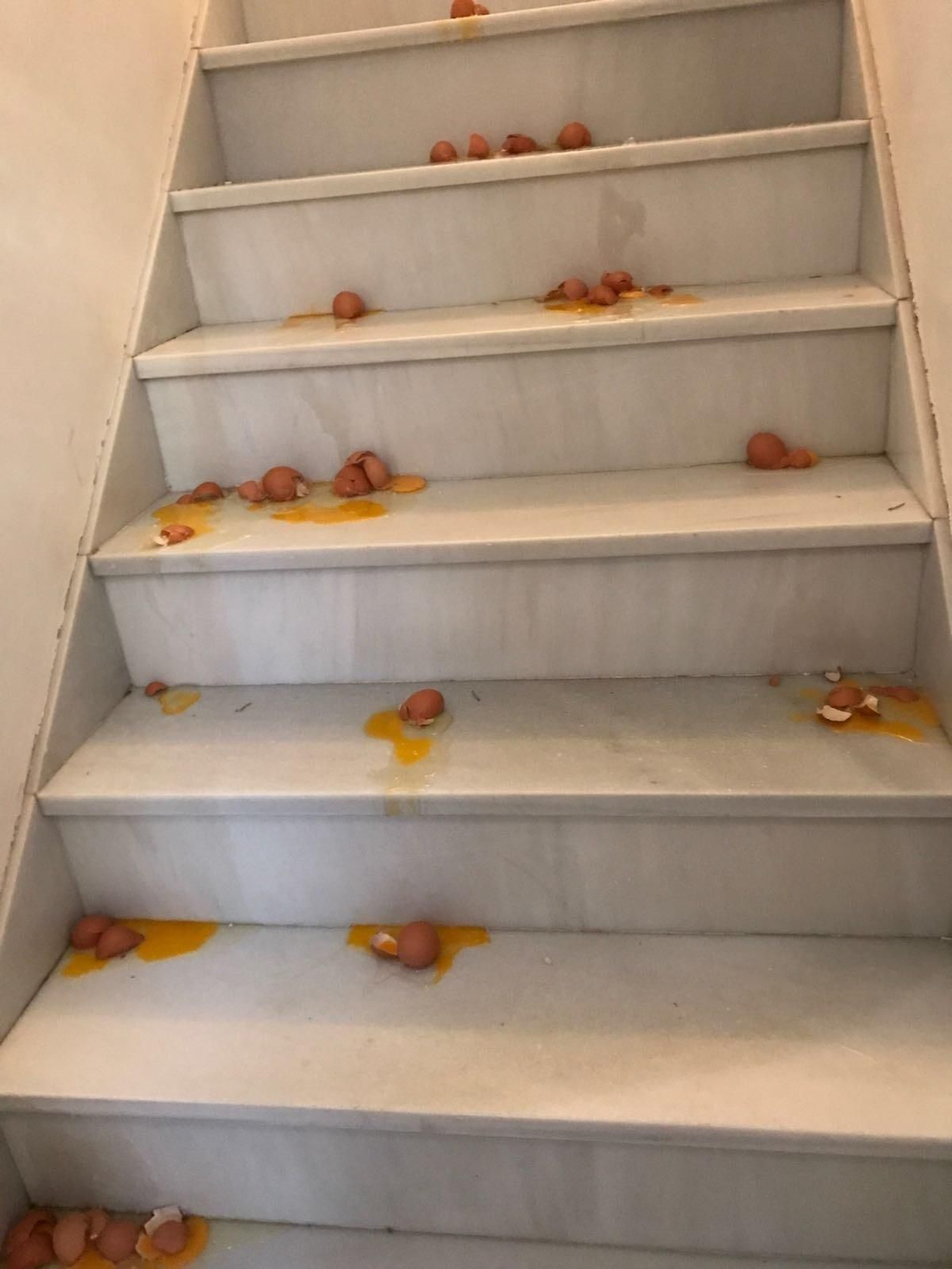 Huevos lanzados contra la vivienda de uno de los socialistas atacados.