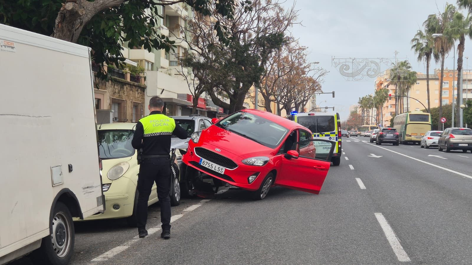 Estado en el que ha quedado el coche accidentado en la Avenida de Andalucía.