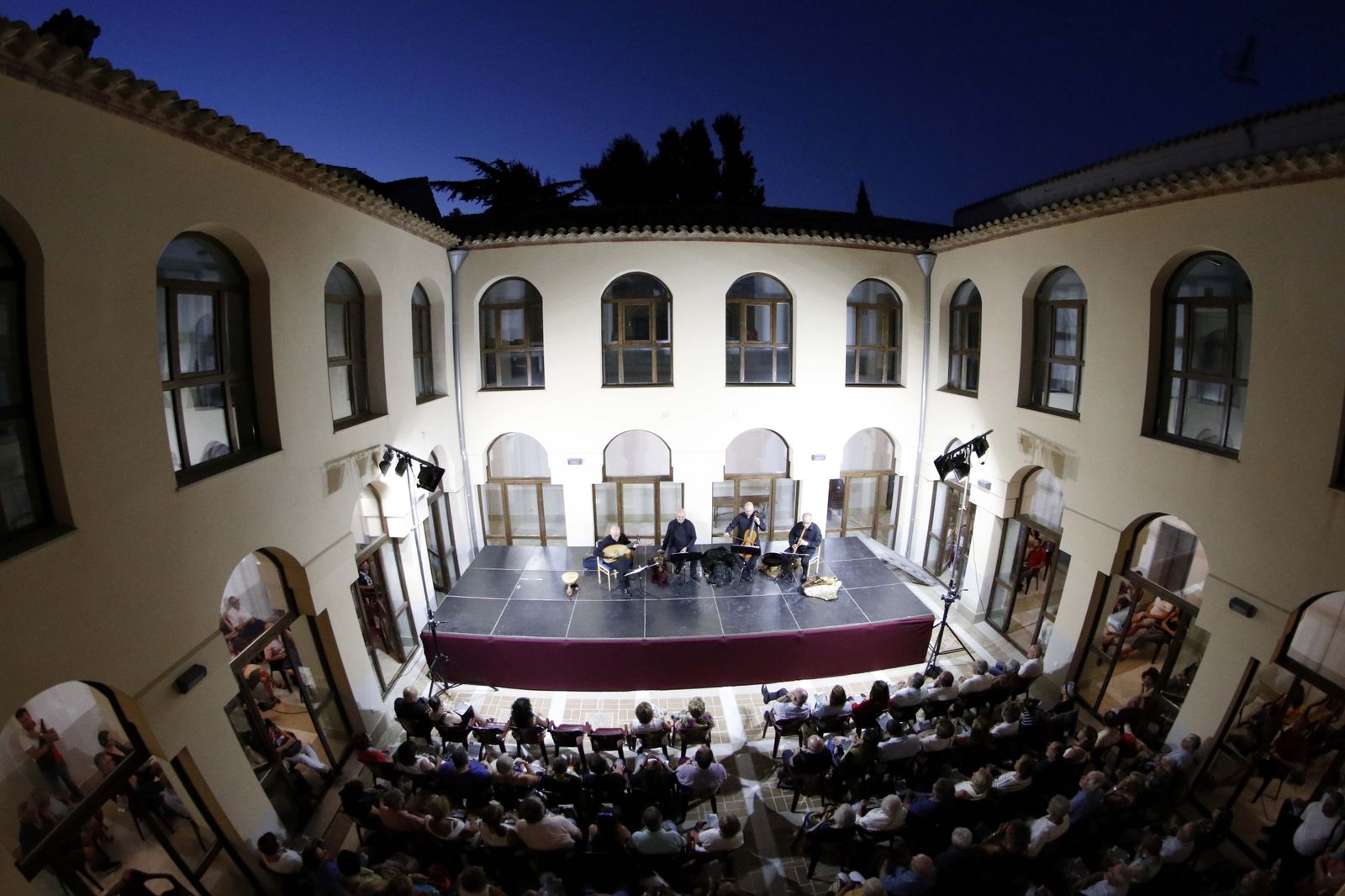 El Claustro del Convento de San Luis acogió un lleno de público.