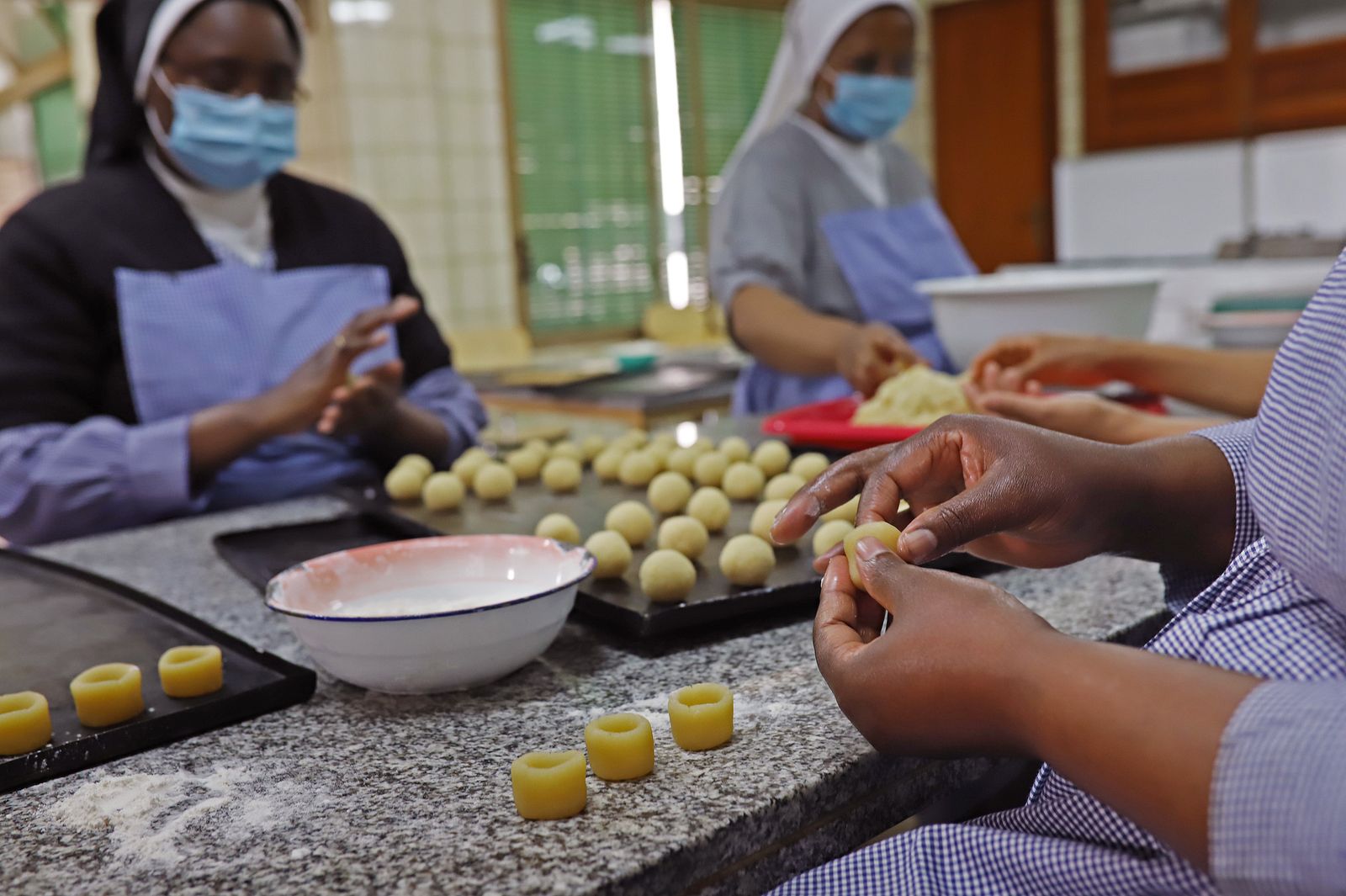 Las hermanas de Santa Rita preparan dulces a domicilio en Jerez