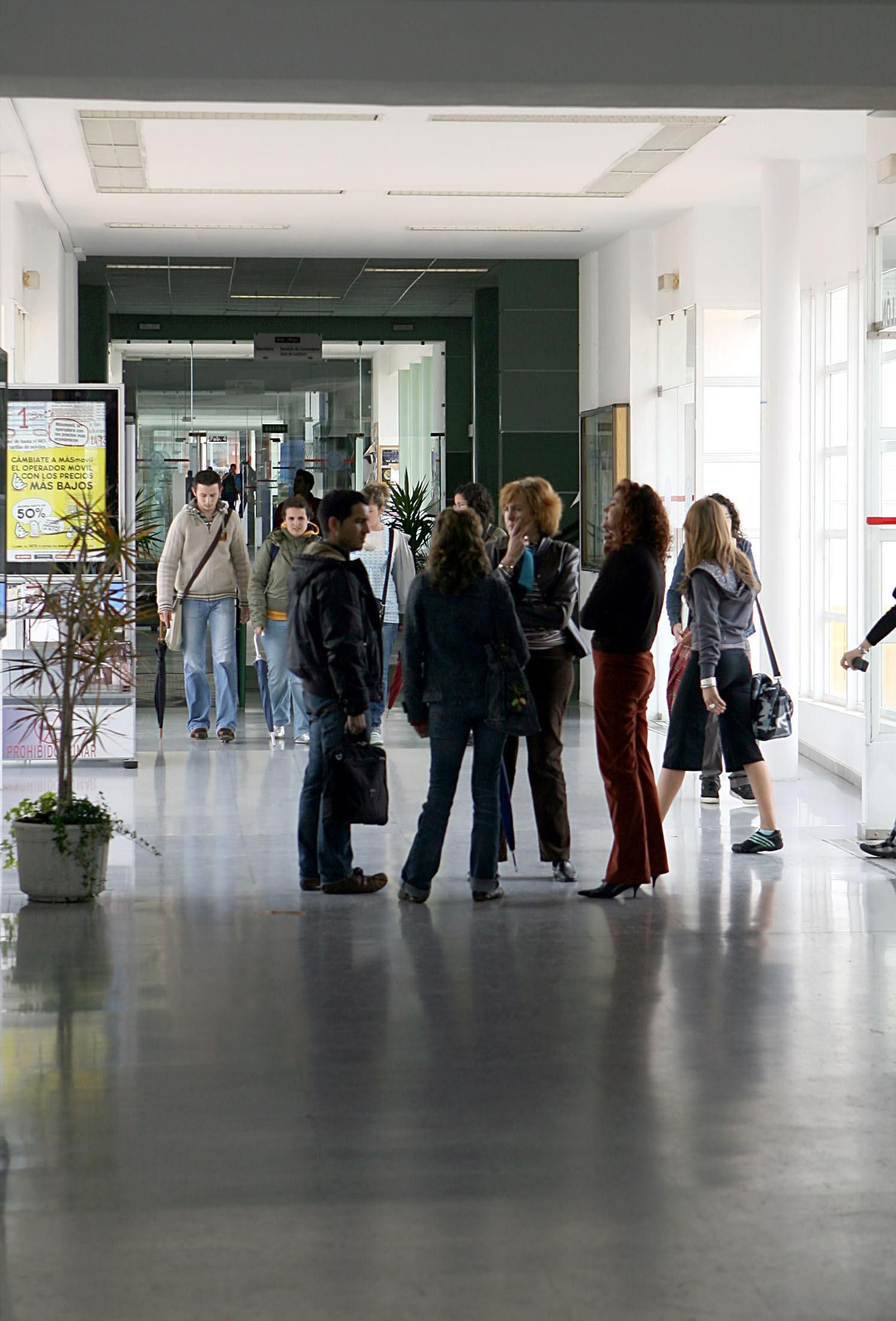 Alumnos en un pasillo de la Facultad de Ciencias de la Educación.