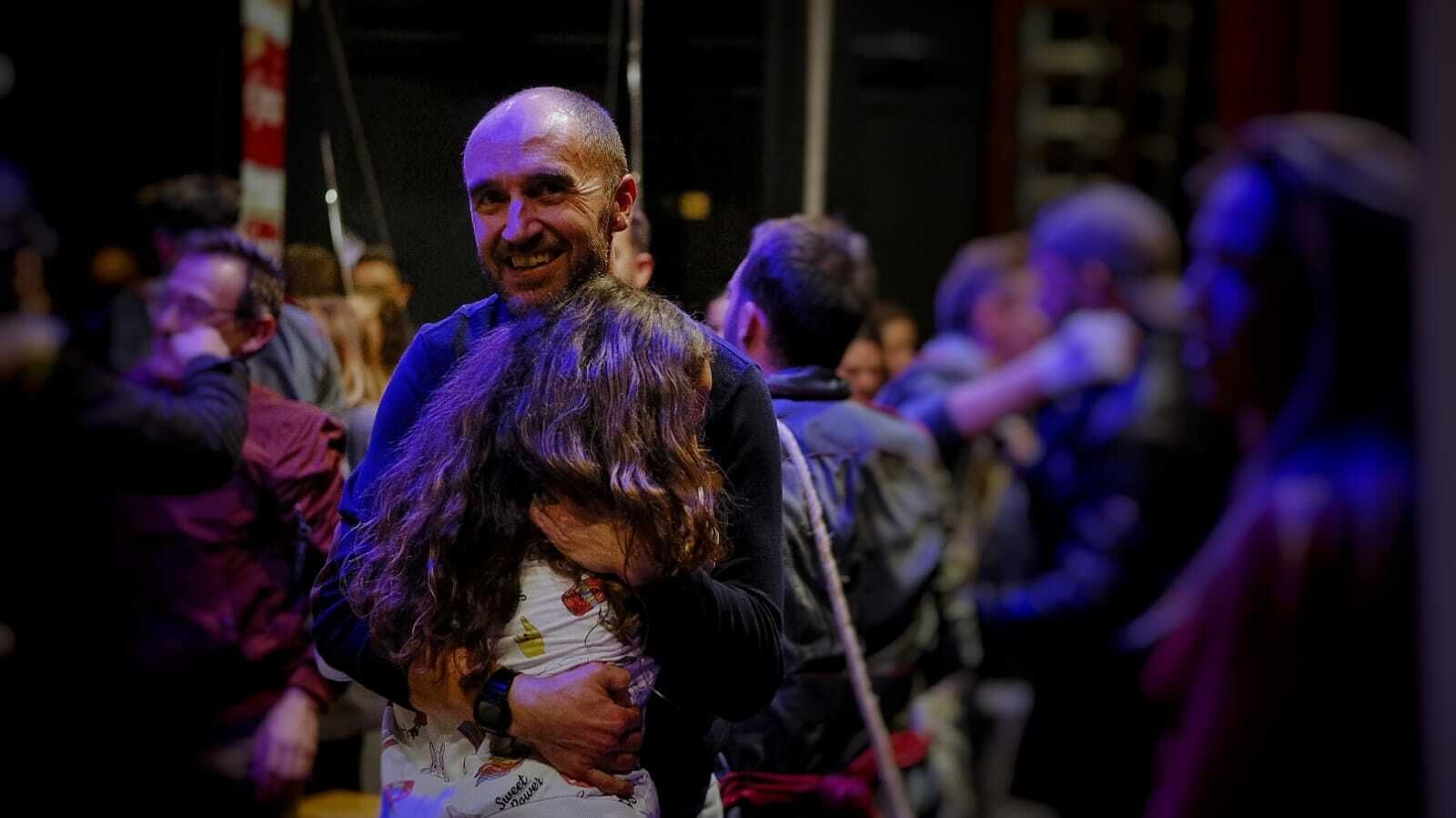 Fran Quintana abrazando a su hija Laura tras la actuación de la comparsa.