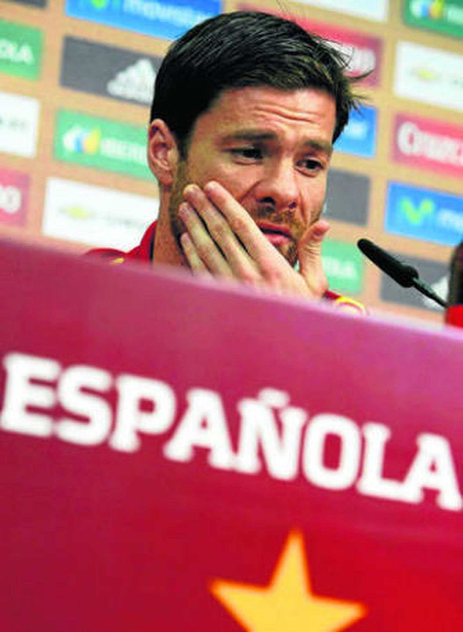 Xabi Alonso responde a los periodistas.