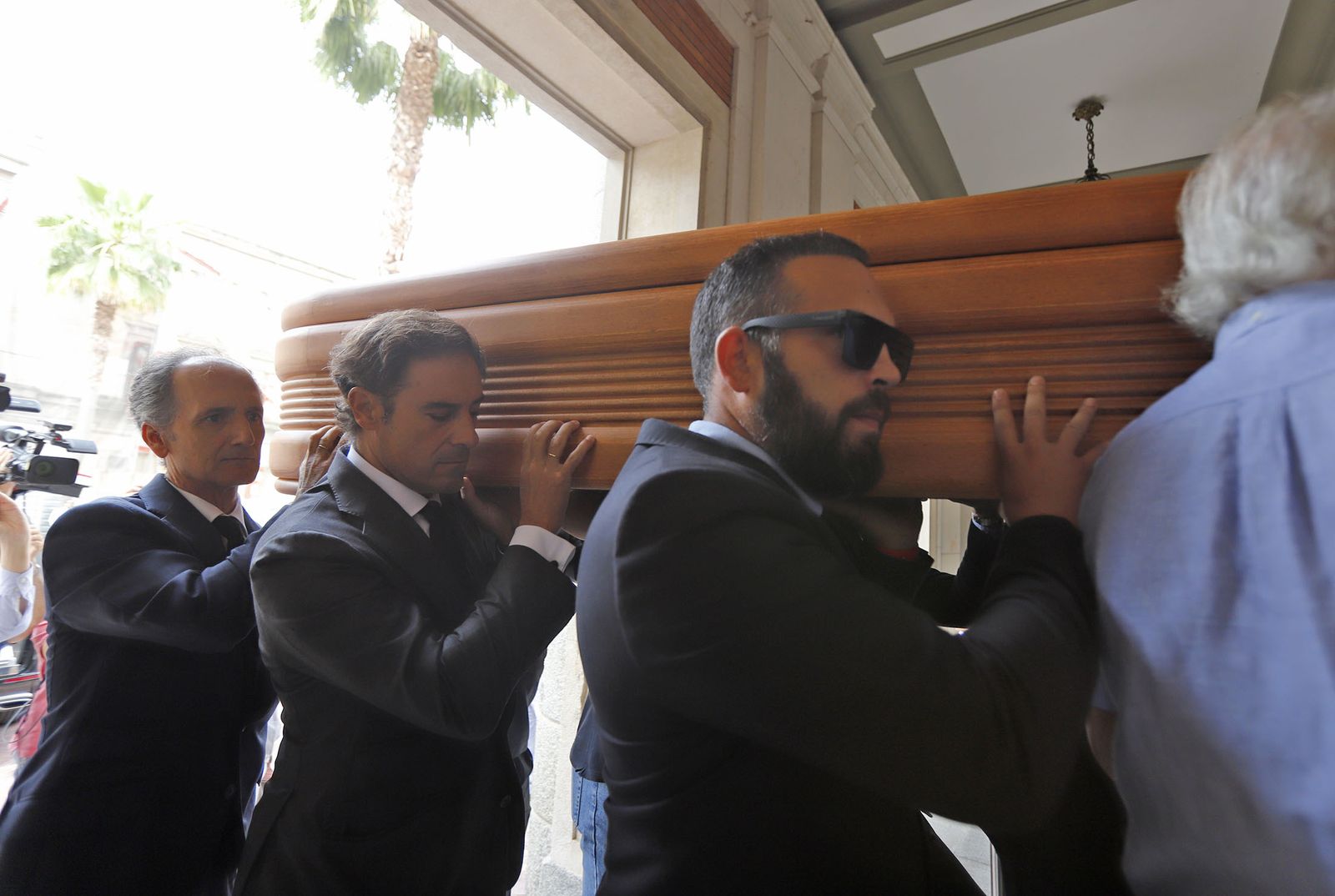 Llegada del féretro de Miguel Baez Litria la Capilla Ardiente de Huelva